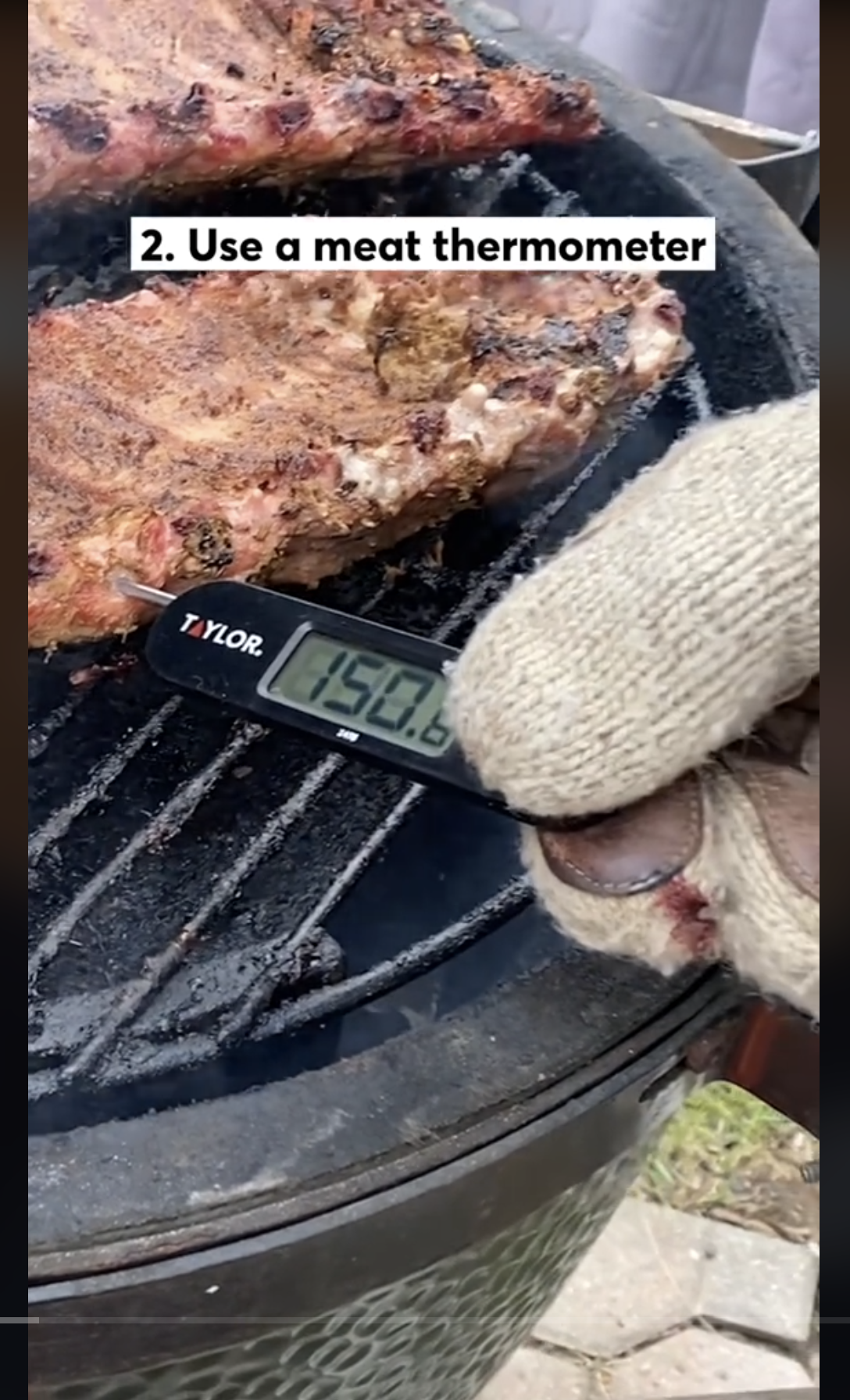 Eine Person hält ein Fleischthermometer in der Hand, um die Temperatur von Fleisch zu prüfen, wie in einem Video vom 22. September 2023 zu sehen ist | Quelle: TikTok/@consumerreports