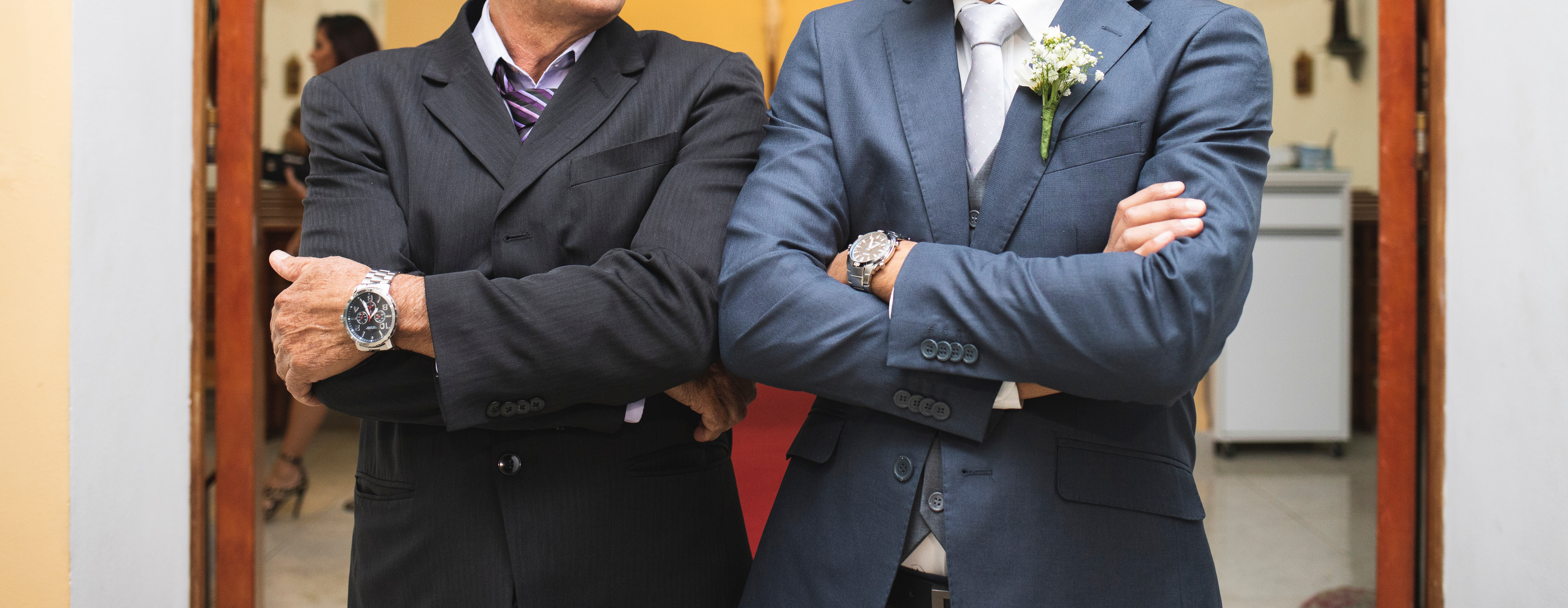 Ein Vater und ein Bräutigam an der Kirchentür | Quelle: Shutterstock