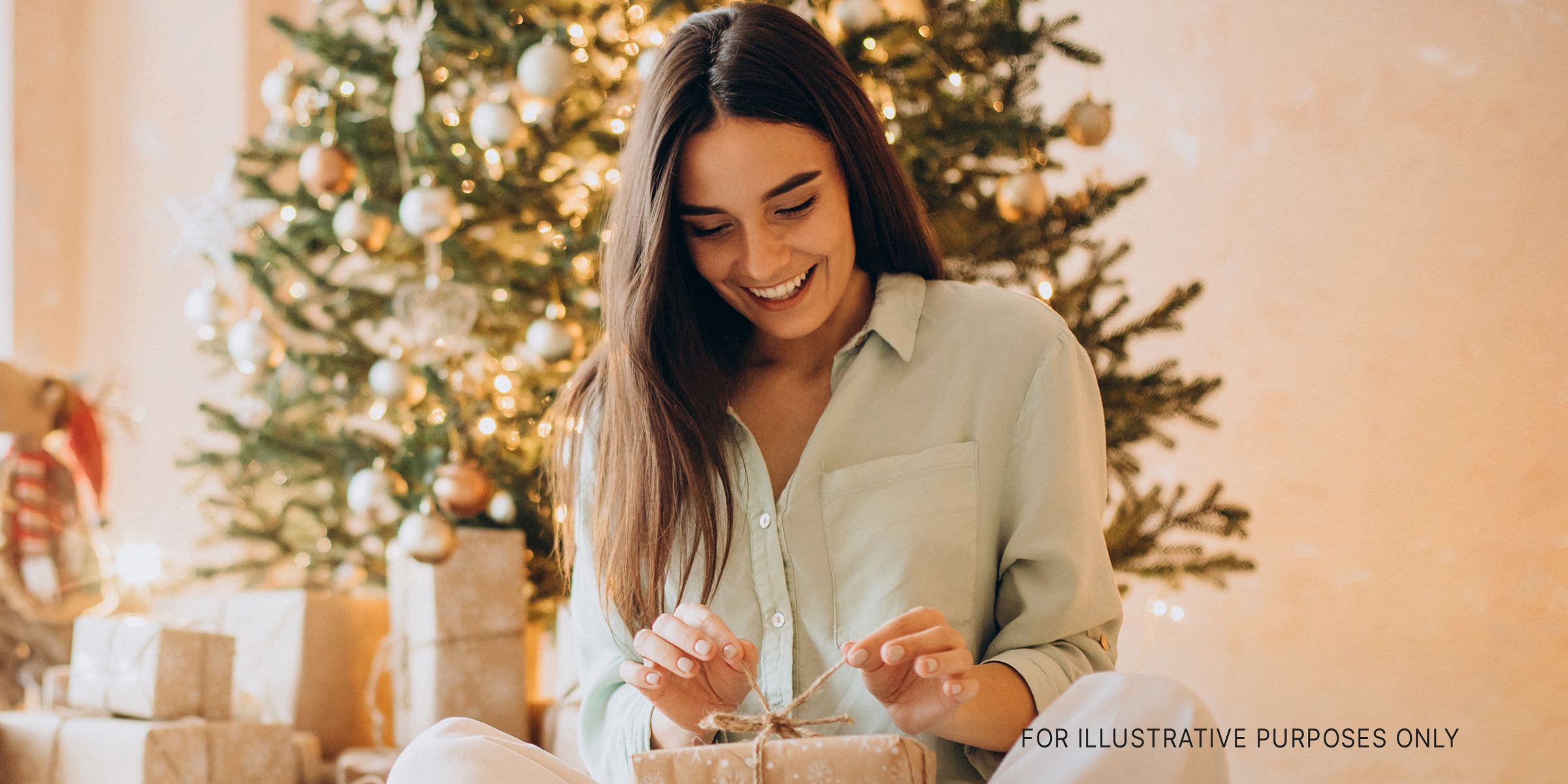 Frau packt ein Geschenk aus | Quelle: Shutterstock
