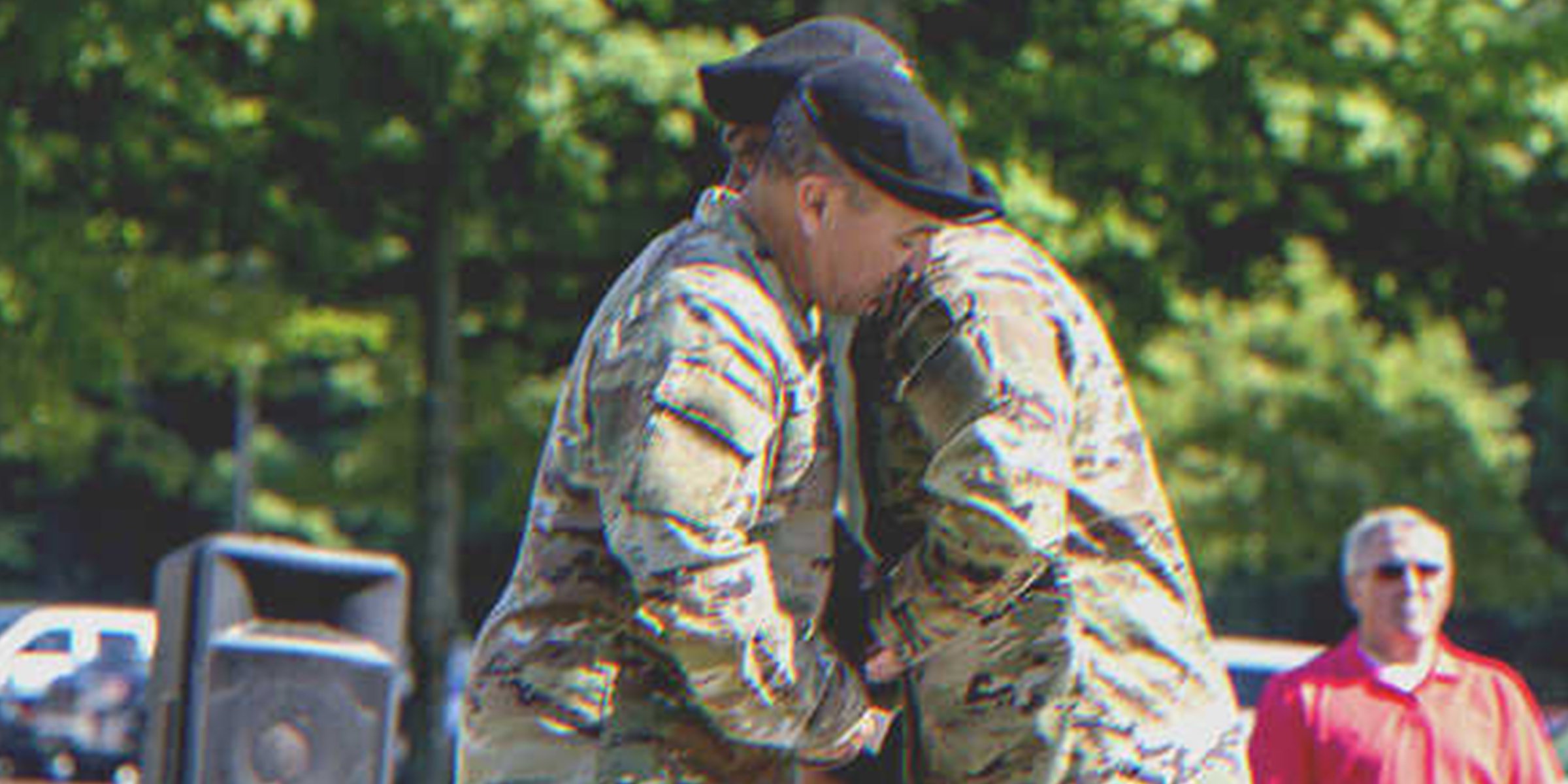 Zwei Soldaten umarmen sich | Quelle: flickr.com/drum10thmountain
