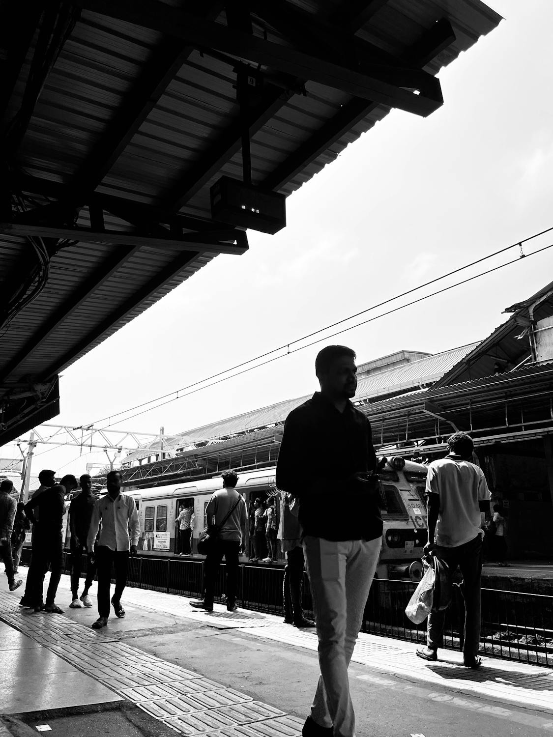 Ein belebter Bahnhof | Quelle: Pexels