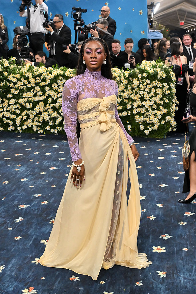 Die olympische Leichtathletiksprinterin Sha'Carri Richardson brachte Frühlingsfarben auf den Teppich der Met Gala 2025 am 5. Mai 2025 in New York.