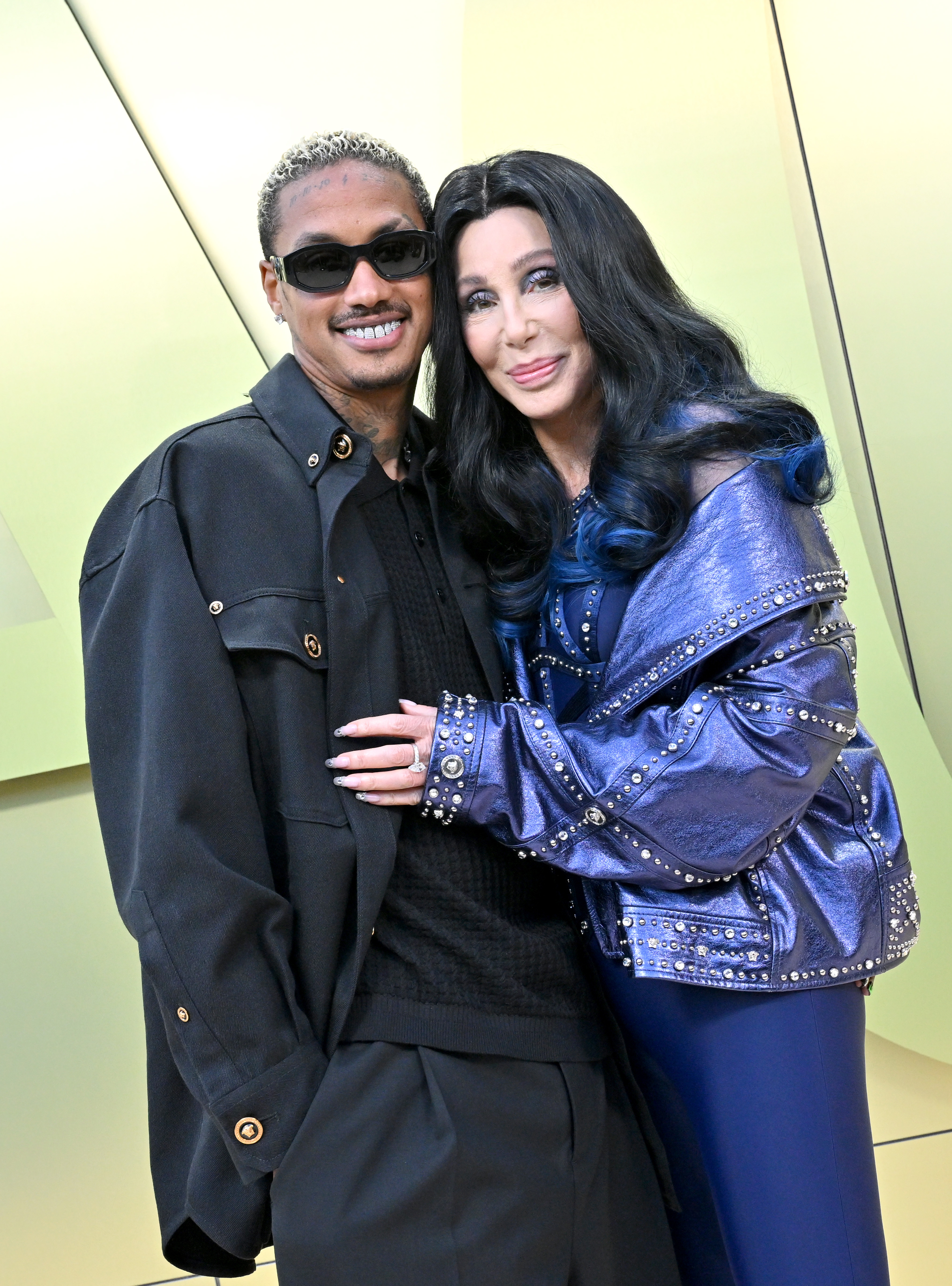 Alexander "AE" Edwards und Cher besuchen die Versace FW23 Show im Pacific Design Center am 9. März 2023 in West Hollywood, Kalifornien. | Quelle: Getty Images