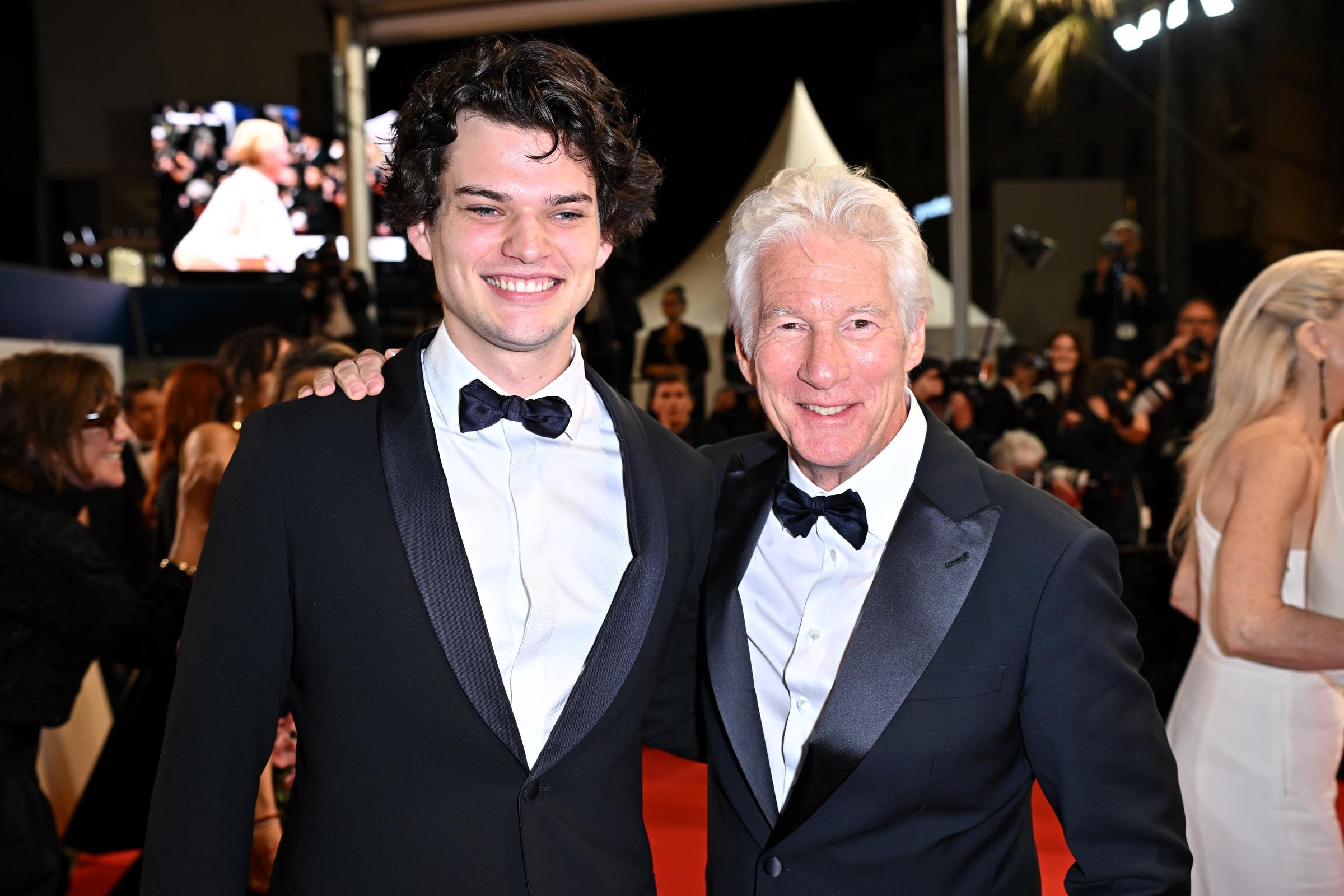 Homer und Richard Gere bei der Premiere von "Oh, Canada" auf dem roten Teppich während der 77. jährlichen Filmfestspiele in Cannes, Frankreich am 17. Mai 2024 | Quelle: Getty Images