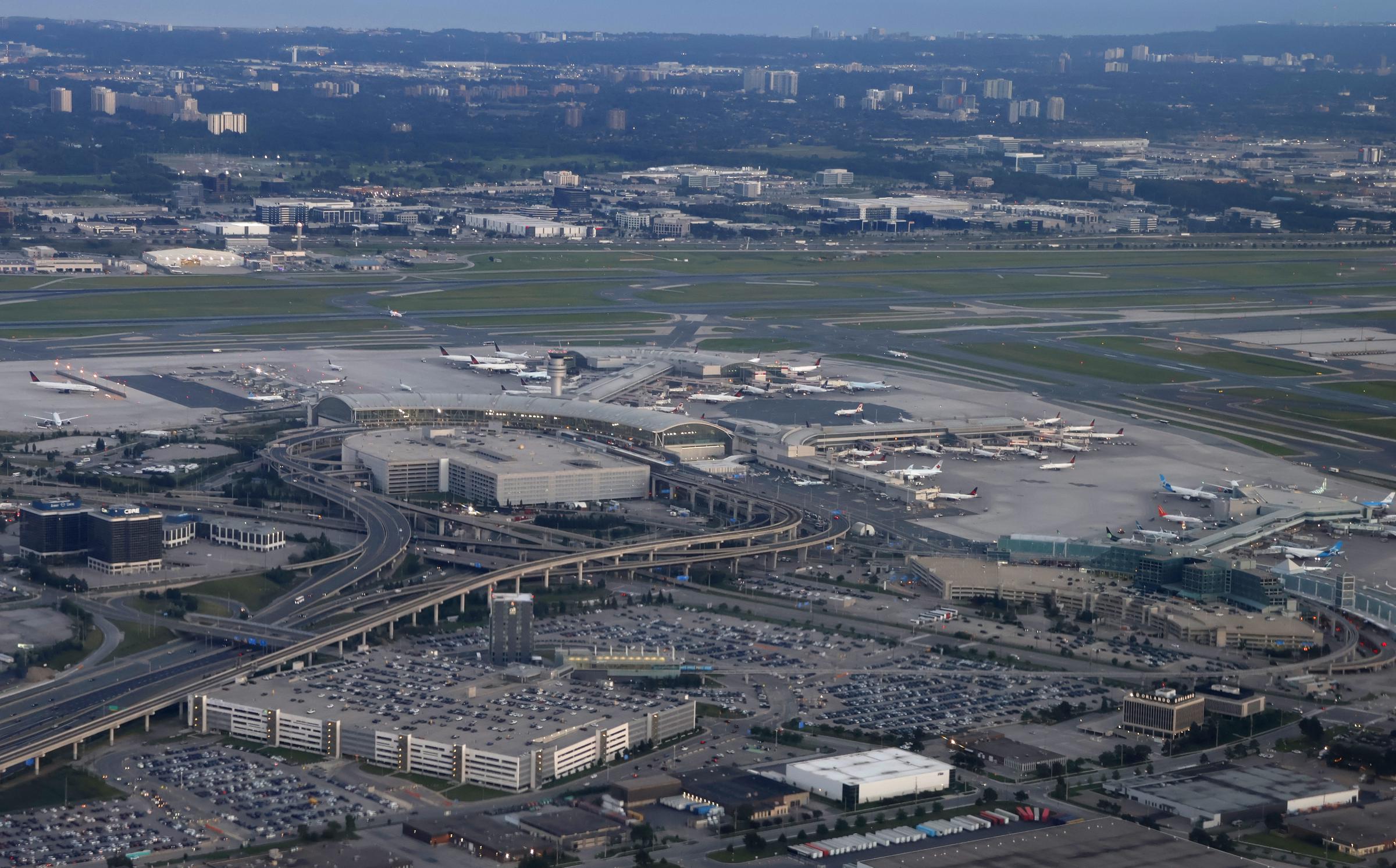 Der Toronto Pearson International Airport in Kanada war das geplante Ziel des Privatjets, in dem Donnie Wahlberg und sieben weitere Personen saßen. Der Flug startete nie in Las Vegas, nachdem das Flugzeug bei einem abgebrochenen Start von der Startbahn abkam und gegen einen Zaun prallte. | Quelle: Getty Images