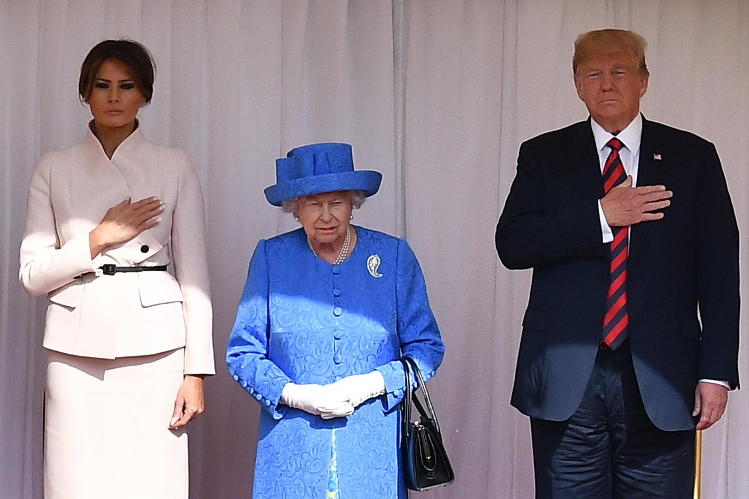 Königin Elizabeth II. steht mit US-Präsident Donald Trump und First Lady Melania Trump auf der Tribüne im Quadrangle von Schloss Windsor am 13. Juli 2018 in Windsor, England | Quelle: Getty Images