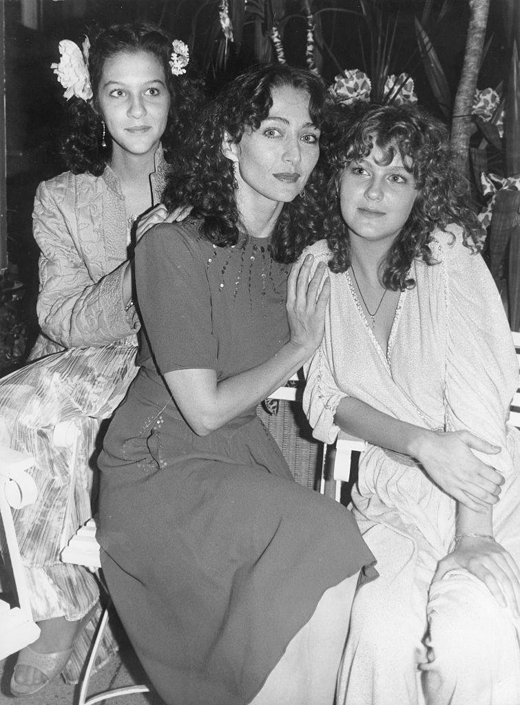 Christine Kaufmann mit ihren Töchtern Alegra und Alexandra, 1979 | Quelle: Getty Images