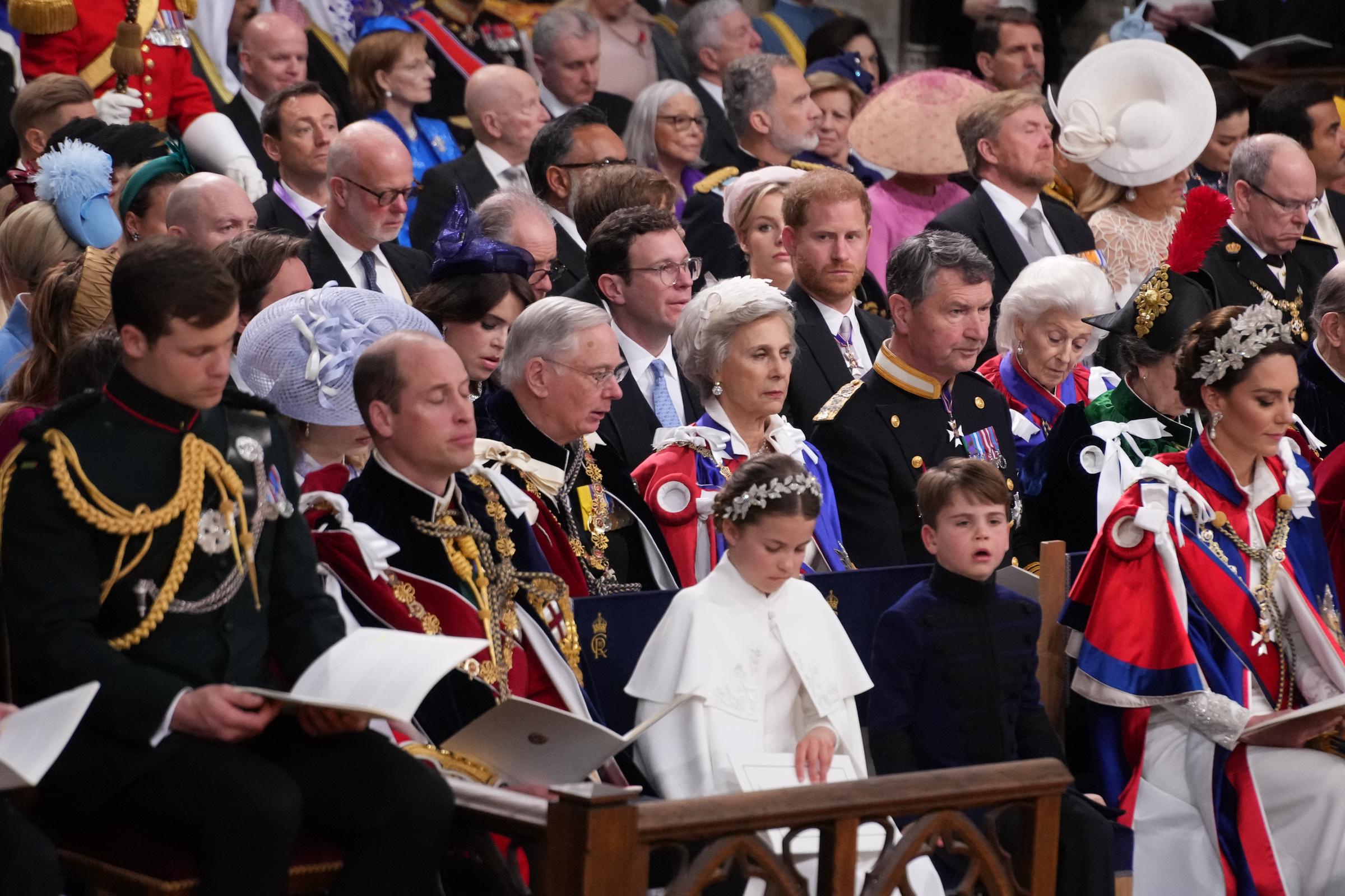 Prinz William (vordere Reihe) und Prinz Harry (hintere Reihe) mit anderen Mitgliedern der königlichen Familie bei der Krönung von König Charles III. und Königin Camilla in London, England am 6. Mai 2023 | Quelle: Getty Images