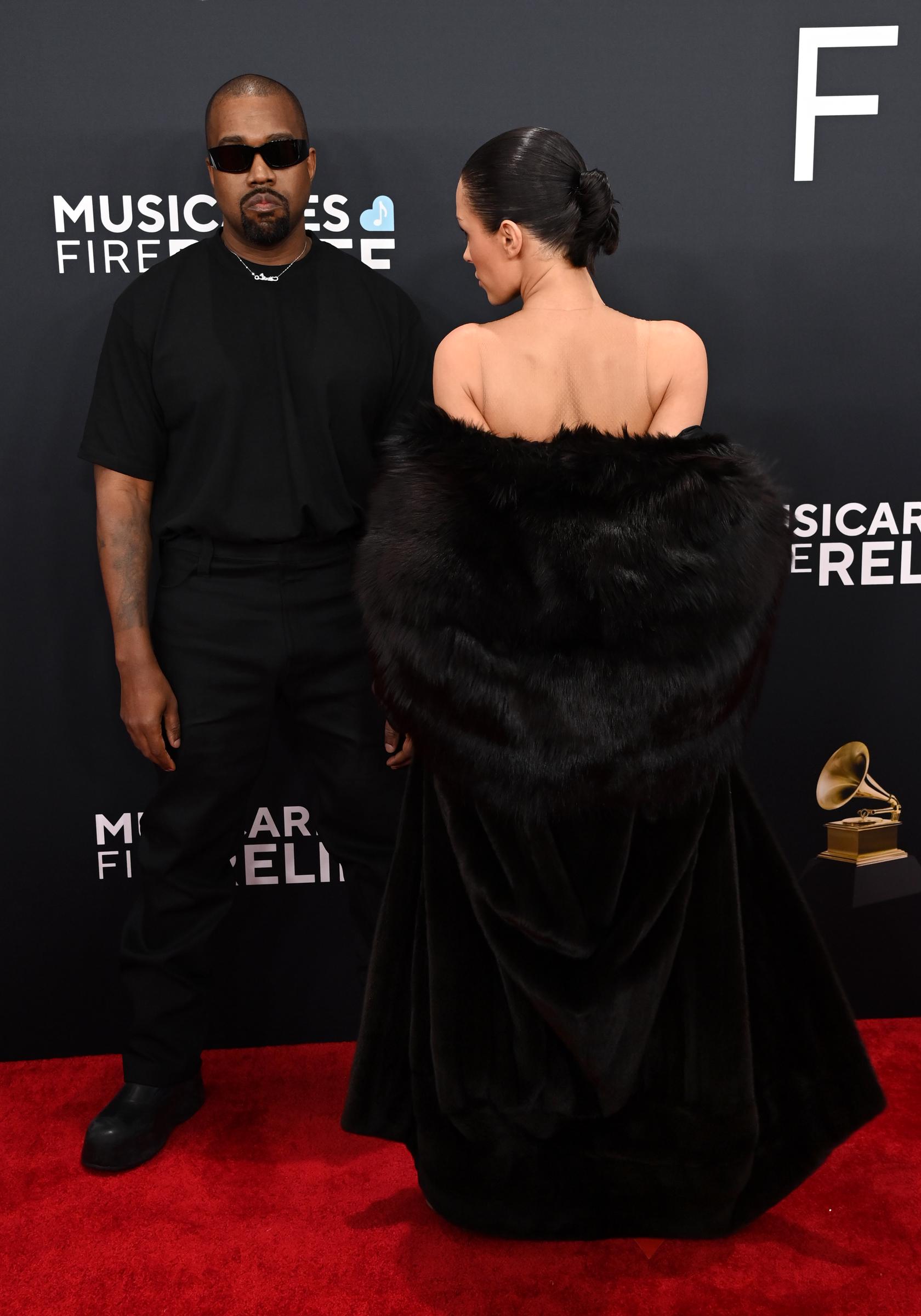 Kanye West und Bianca Censori posieren auf dem roten Teppich der Grammys 2025 in Los Angeles | Quelle: Getty Images