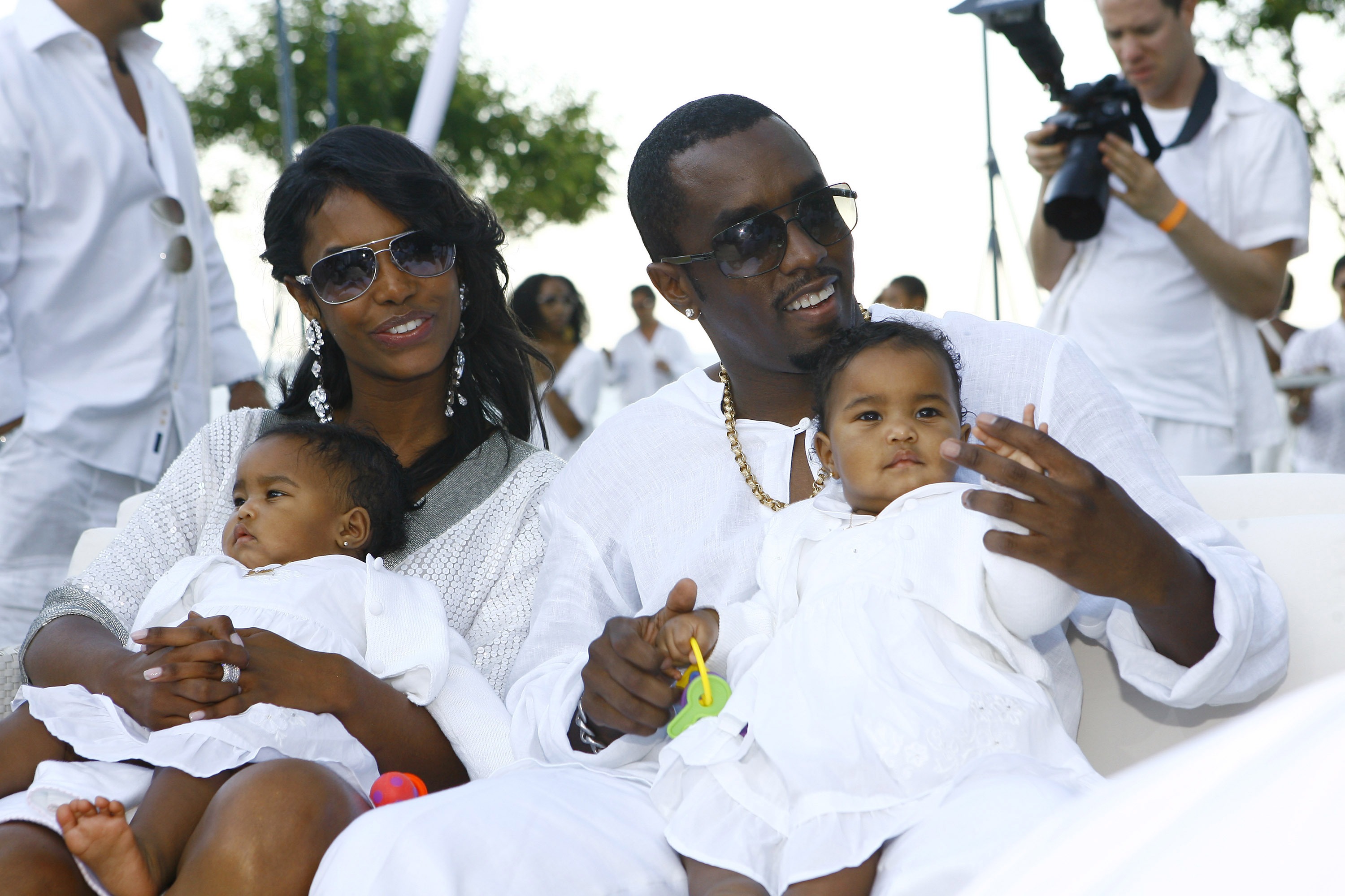 Kim Porter und Sean "Diddy" Combs mit ihren Zwillingstöchtern D'Lila und Jessie am 2. September 2007 | Quelle: Getty Images