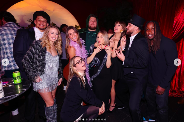 Taylor Swift und Travis Kelce posieren für ein Foto mit ihren Freunden Patrick und Brittany Mahomes, Ashley Avignone und anderen. | Quelle: Instagram/ashavignone