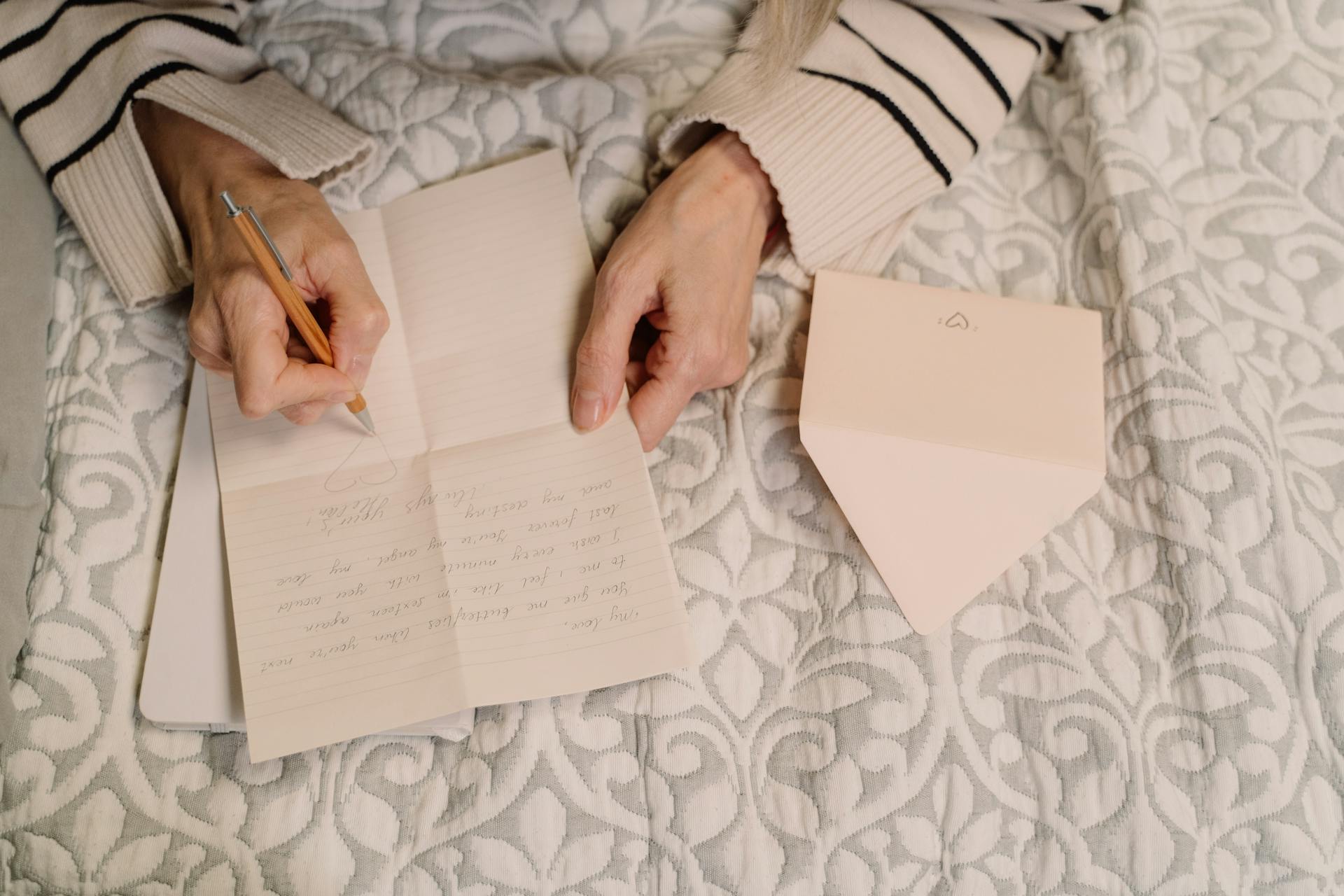 Eine Frau schreibt einen Brief | Quelle: Pexels