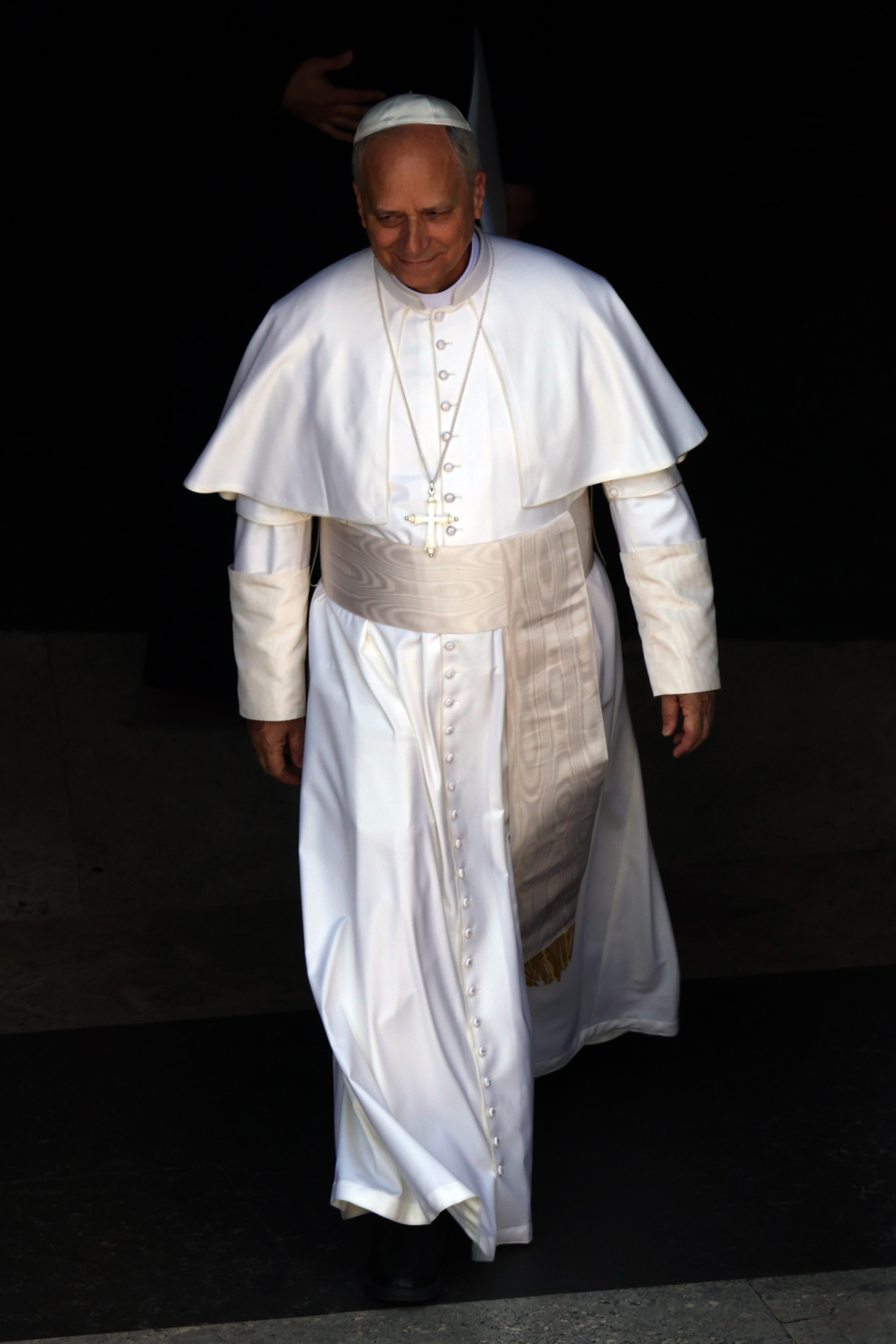 Papst Leo XIV. verlässt am 8. Juni 2025 das Gebäude des Sant’Uffizio im Vorfeld der Feierlichkeiten zum Pfingstsonntag auf dem Petersplatz | Quelle: Getty Images
