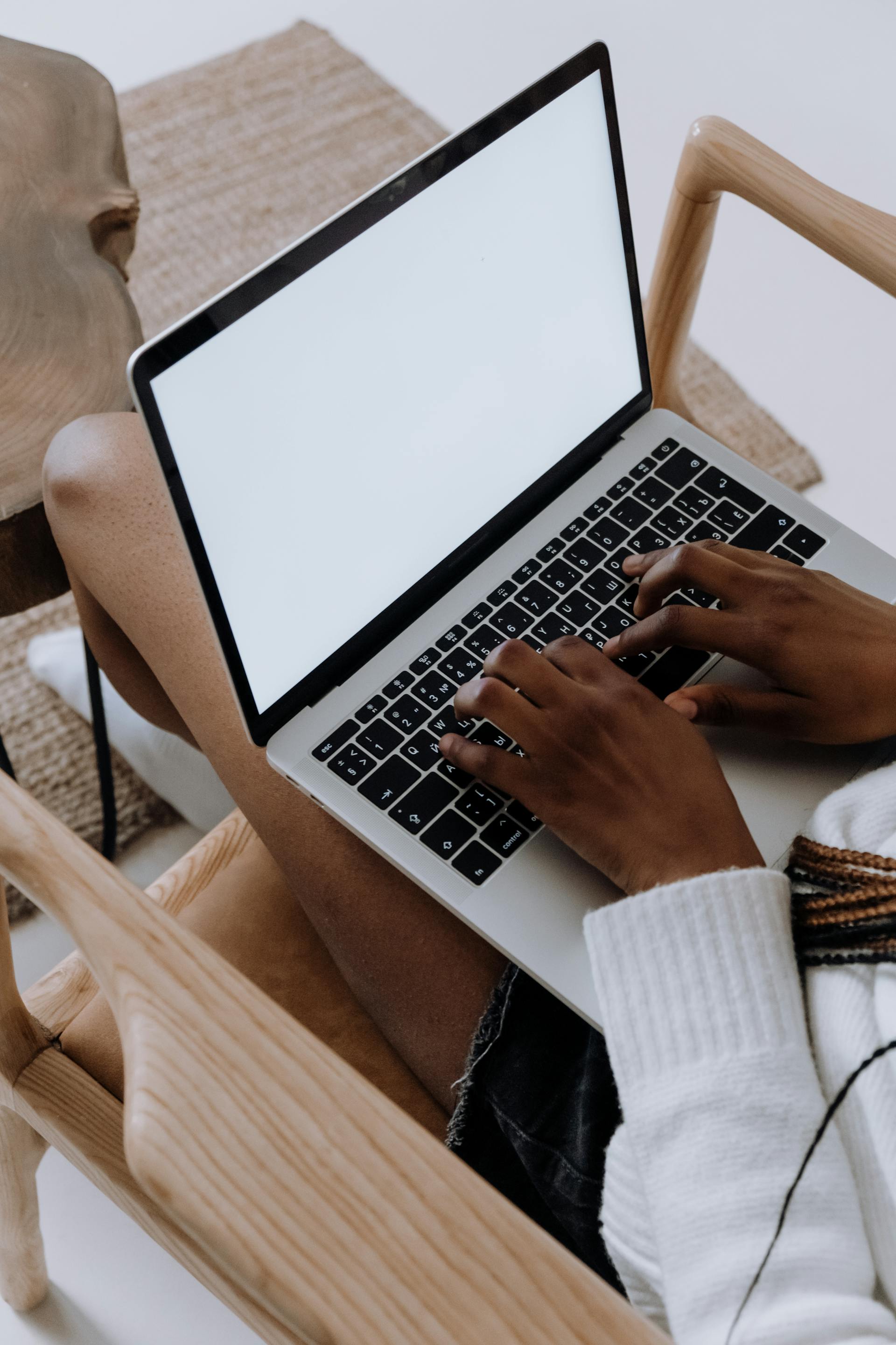 Eine Frau benutzt einen Laptop | Quelle: Pexels