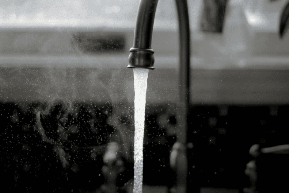 Wasser fließt aus einem Wasserhahn. | Quelle: Unsplash