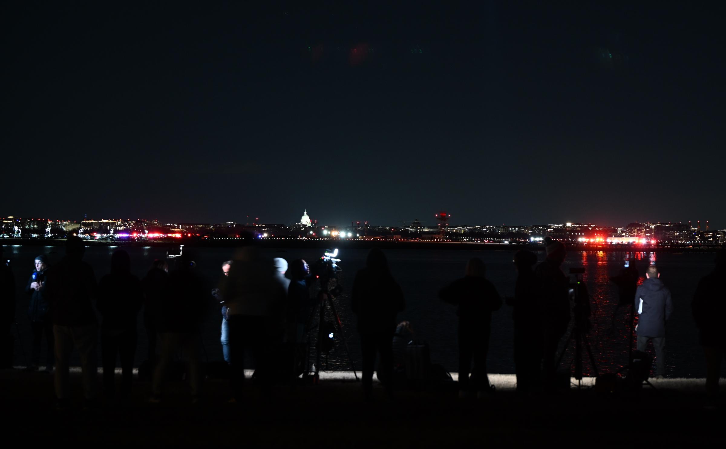 Pressevertreter in der Nähe des Tatorts, nachdem ein Regionalflugzeug in der Luft mit einem Militärhubschrauber kollidiert und in den Potomac River in Washington, D.C., gestürzt ist, am 30. Januar 2025. | Quelle: Getty Images