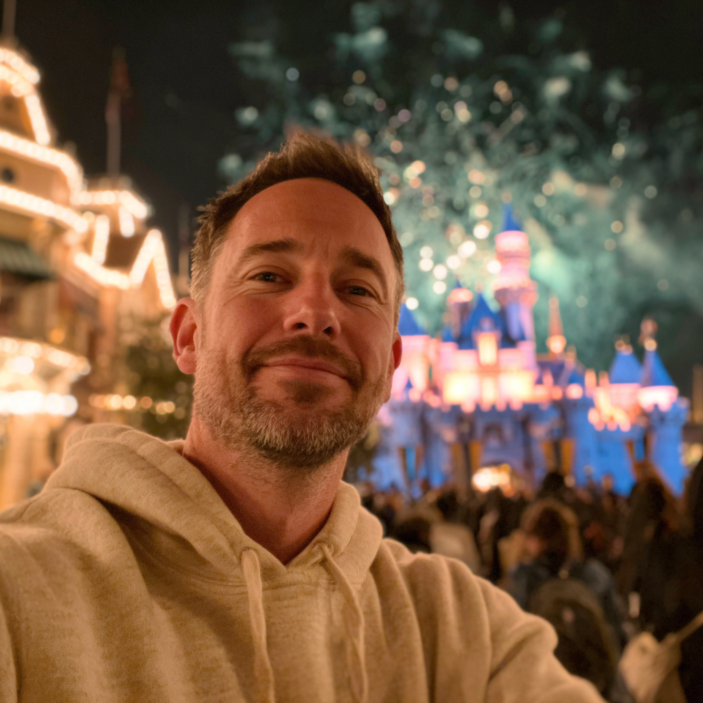 Eine Nahaufnahme eines lächelnden Mannes | Quelle: Midjourney