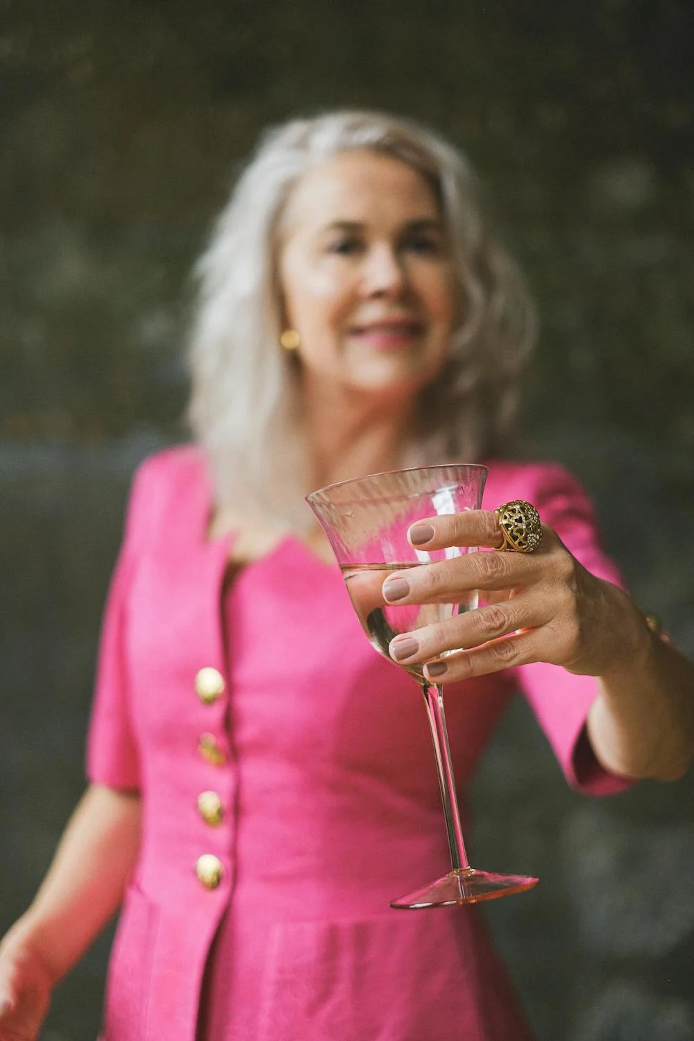 Eine Frau, die anstößt | Quelle: Pexels