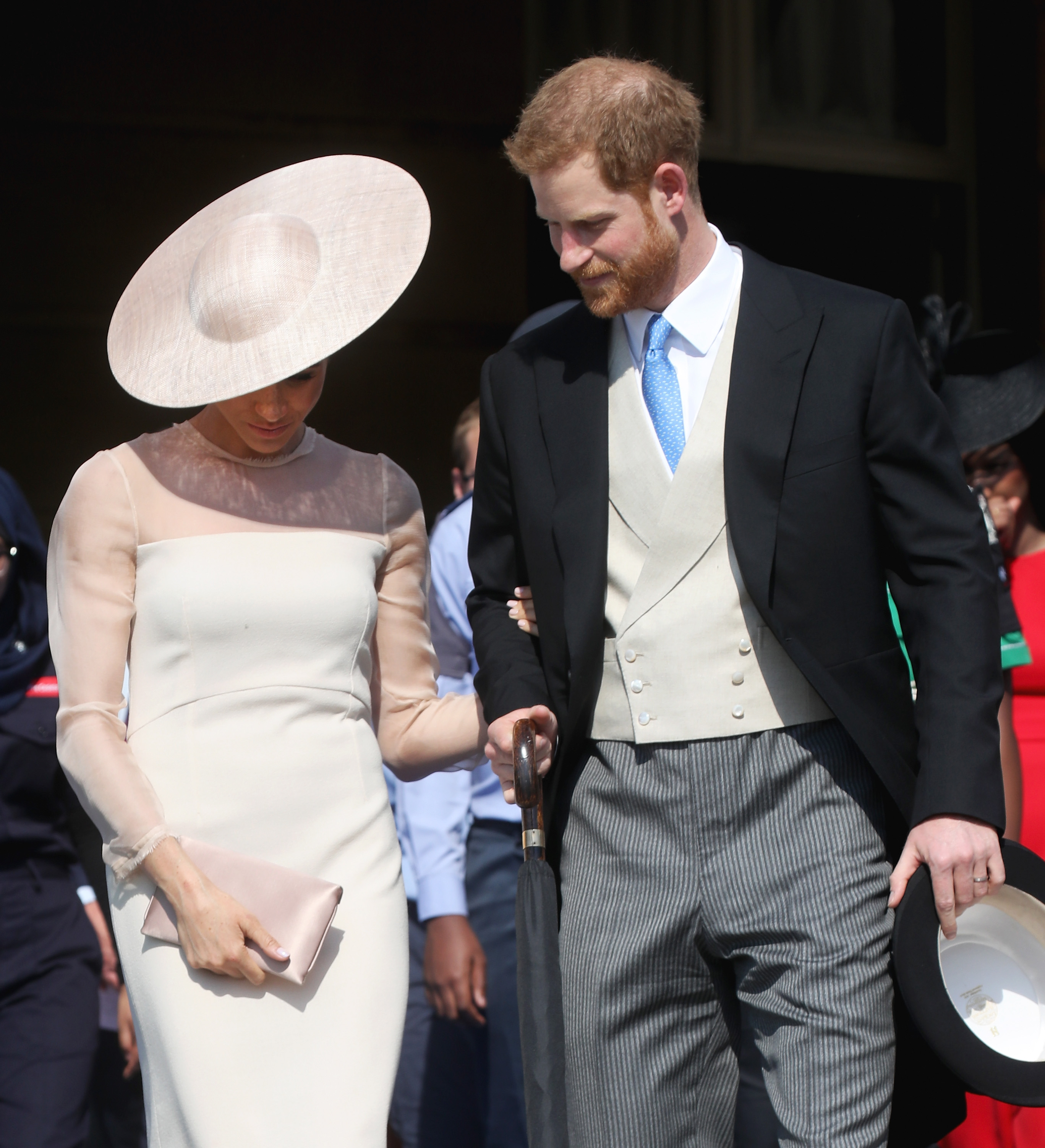 Bevor sie ihre offiziellen Aufgaben niederlegten, hatten Harry und Meghan sogar ein eigenes Büro im Buckingham Palace mit eigenem Kommunikationsteam. Ihre derzeitige Situation sieht ganz anders aus: Sie behalten zwar die Titel „Sussex“, haben aber bei ihrer öffentlichen Arbeit nicht mehr diese institutionelle Unterstützung im Rücken. | Quelle: Getty Images