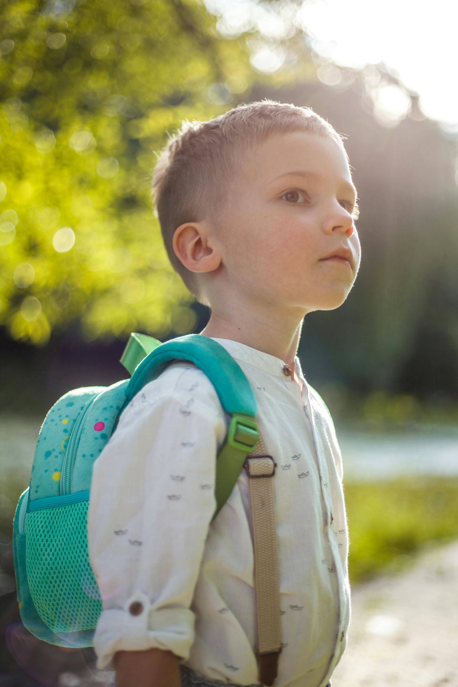 Ein kleiner Junge trägt einen blauen Rucksack | Quelle: Pexels