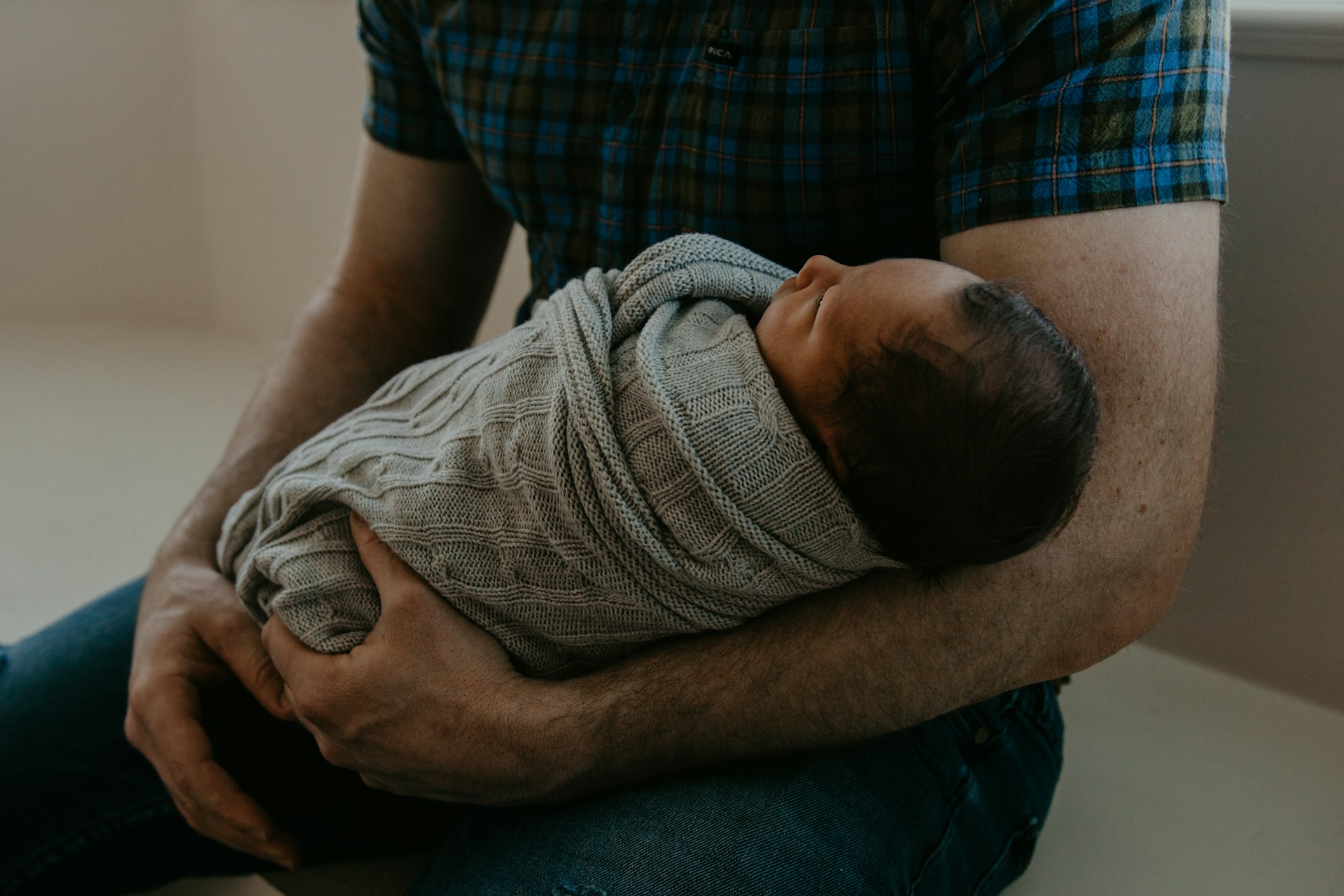 Ein Mann hält sein Baby | Quelle: Unsplash
