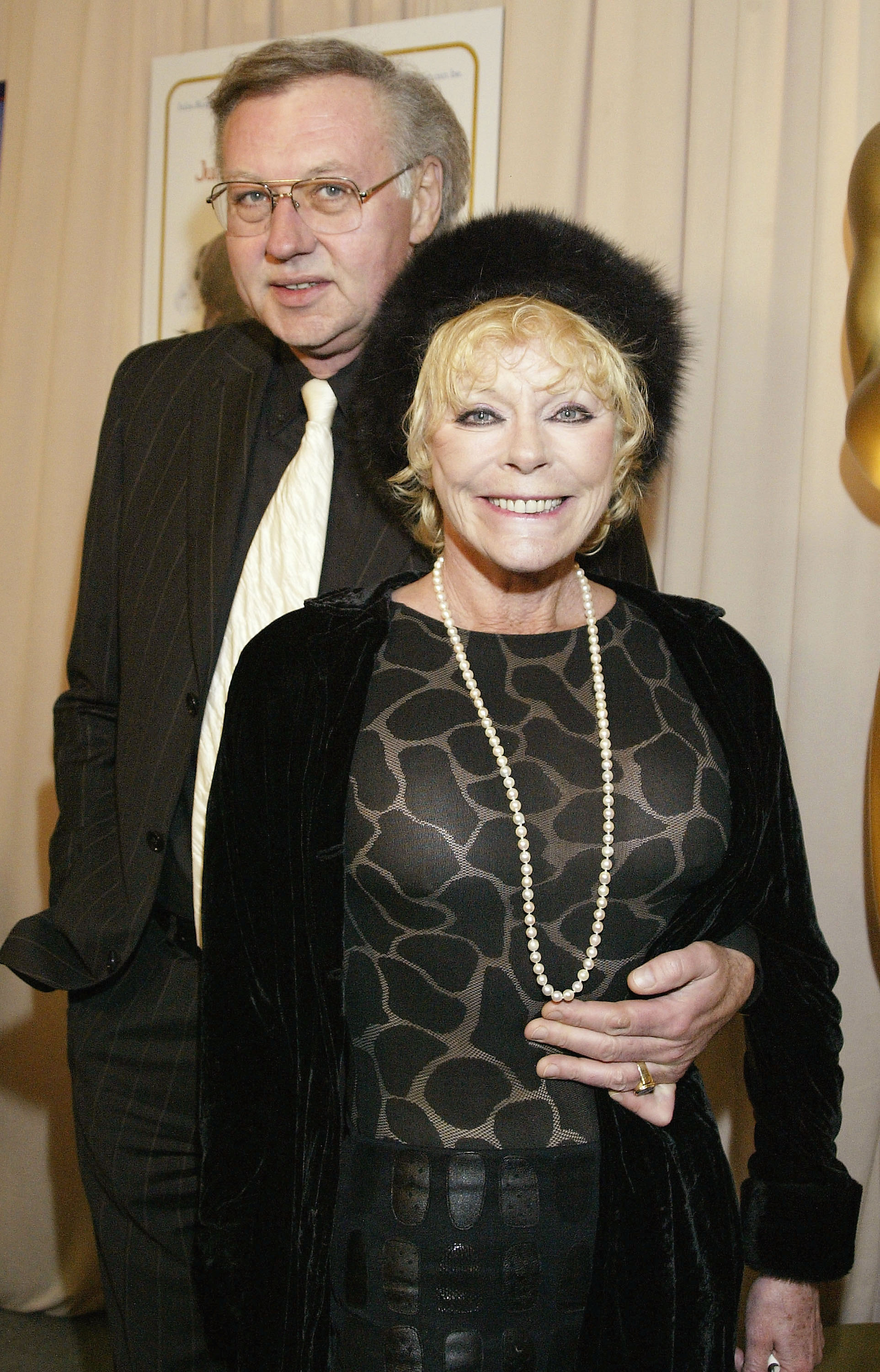 Elke Sommer und Wolf Walther am 26. Februar 2004 im The Annex in Hollywood, Kalifornien | Quelle: Getty Images