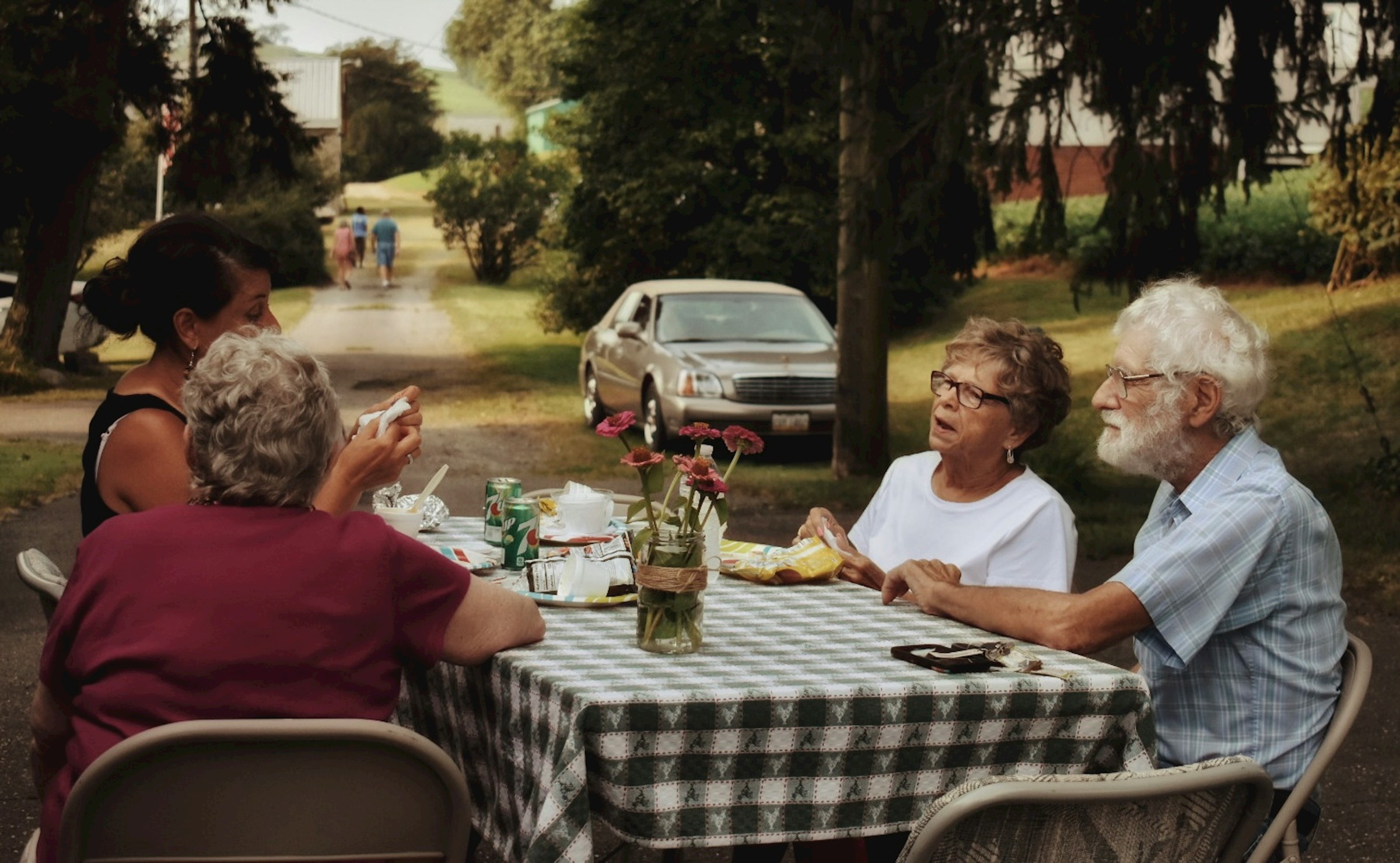 Eine Familie versammelt sich zum Abendessen im Freien | Quelle: Unsplash