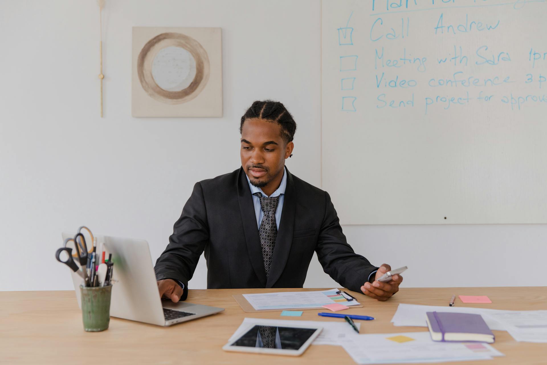 Ein Mann arbeitet in einem Büro | Quelle: Pexels