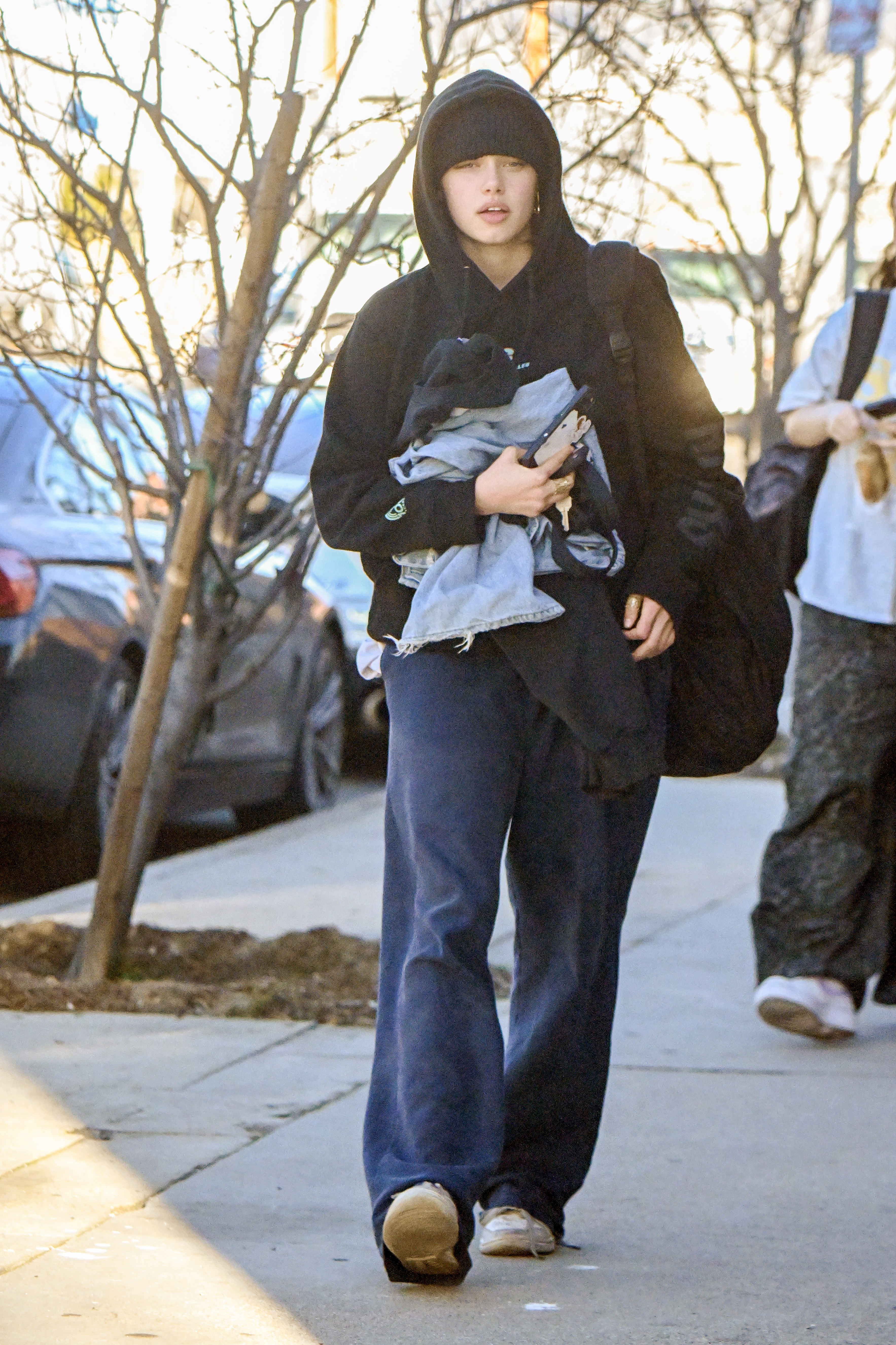 Shiloh Jolie wird am 3. März 2025 in Studio City, Kalifornien, bei Besorgungen gesehen. | Quelle: Getty Images