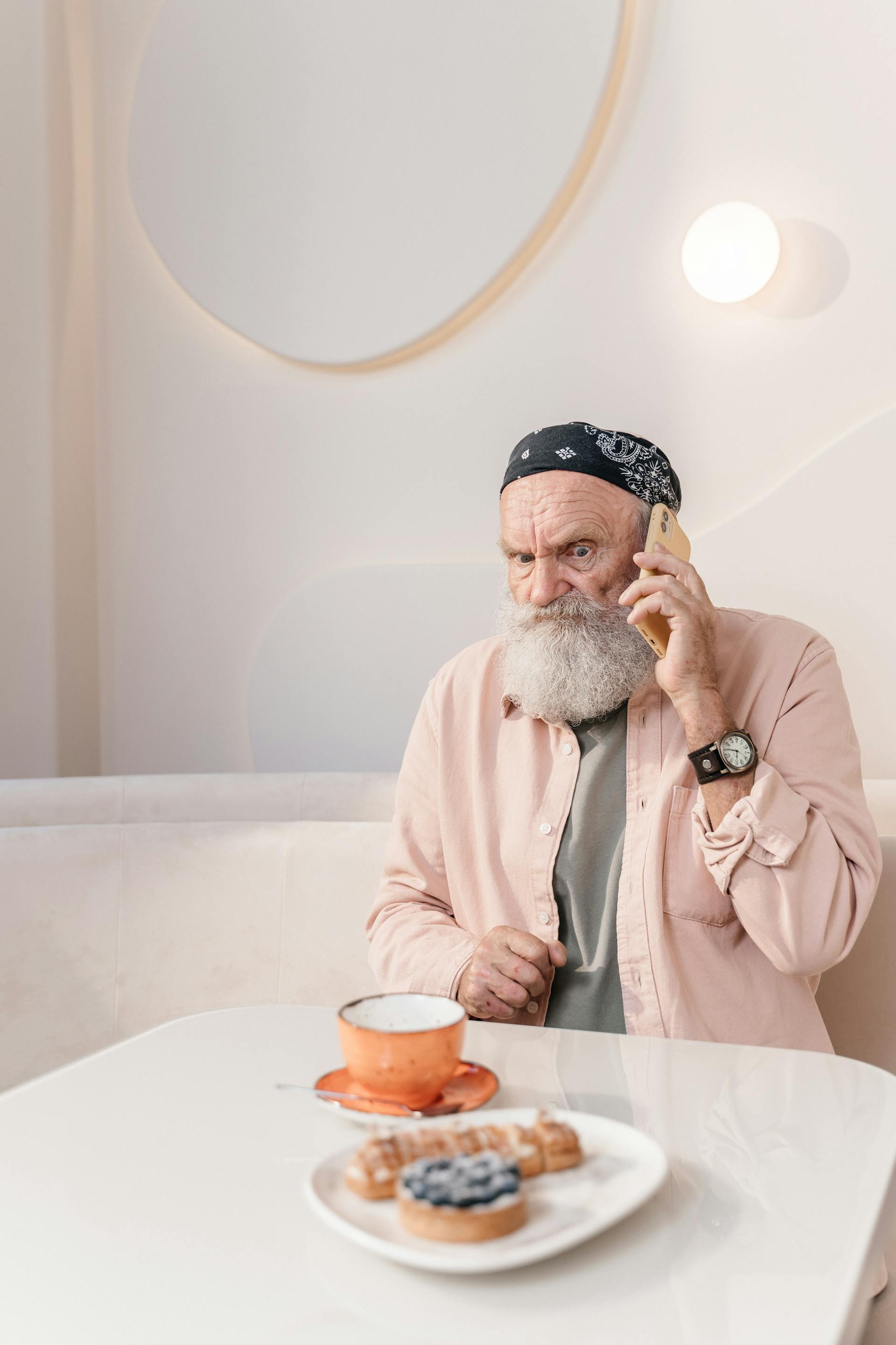 Ein Mann bei einem Anruf | Quelle: Pexels