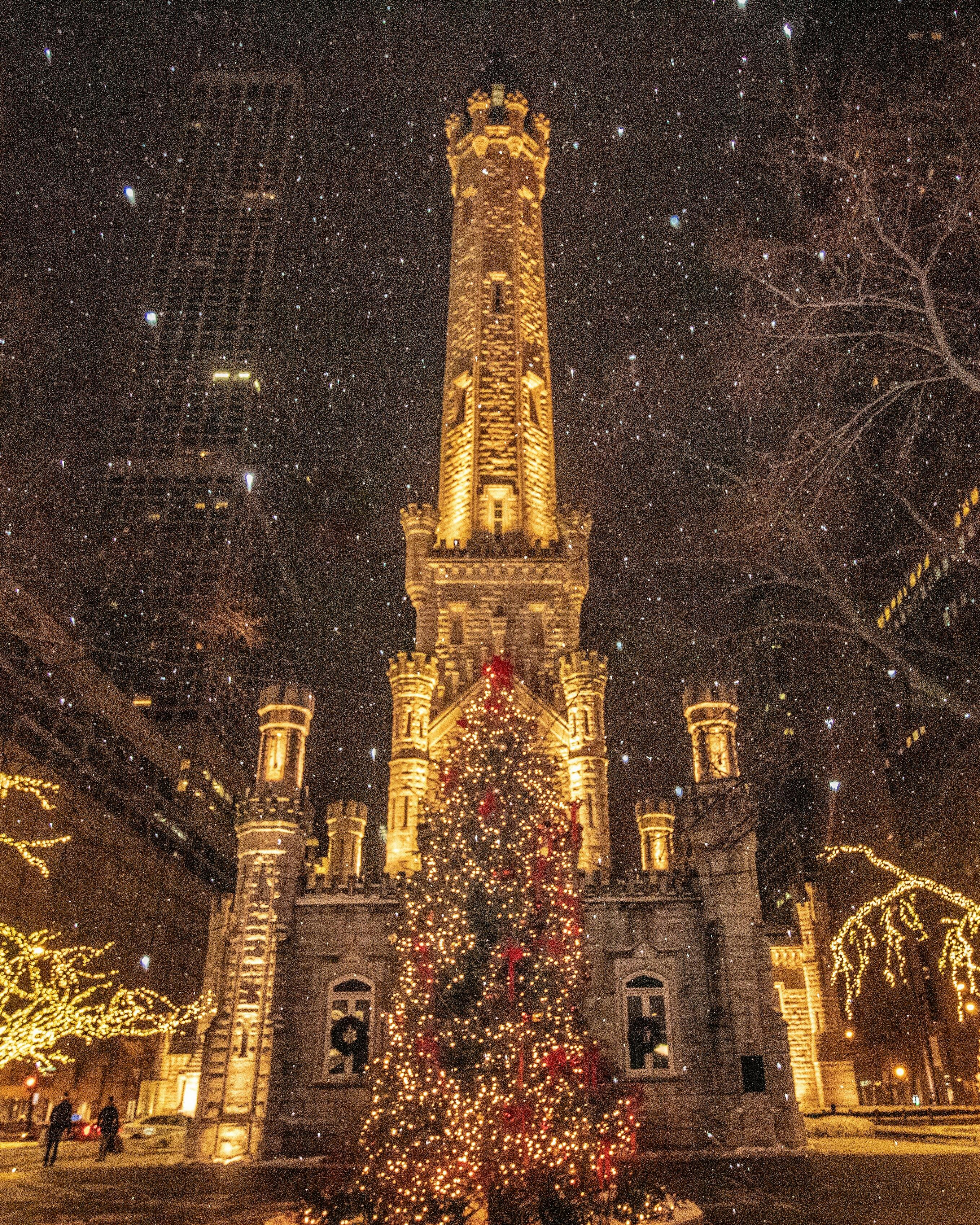 Eine verschneite Straße an Weihnachten | Quelle: Pexels