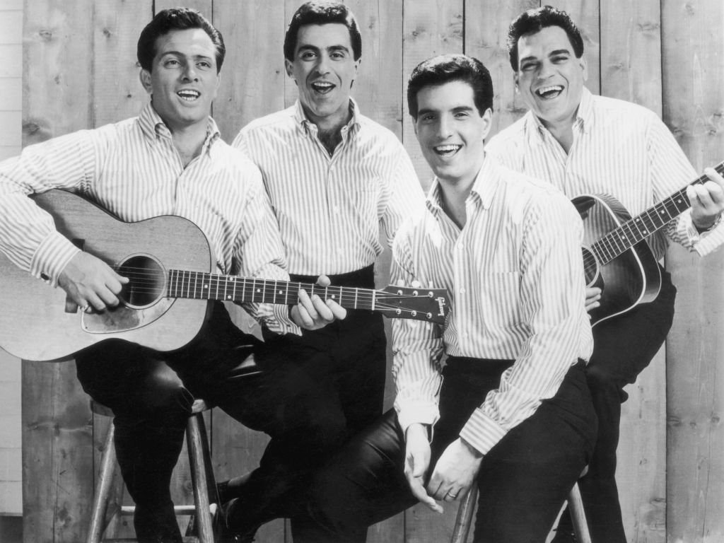 Werbeporträt der amerikanischen Popgruppe The Four Seasons. Von links: Tommy DeVito, Frankie Vali, Bob Gaudio und Nick Massi. (Foto von Hulton Archive) | Quelle: Getty Images