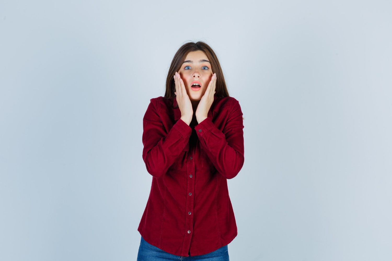 Eine fassungslose junge Frau | Quelle: Freepik