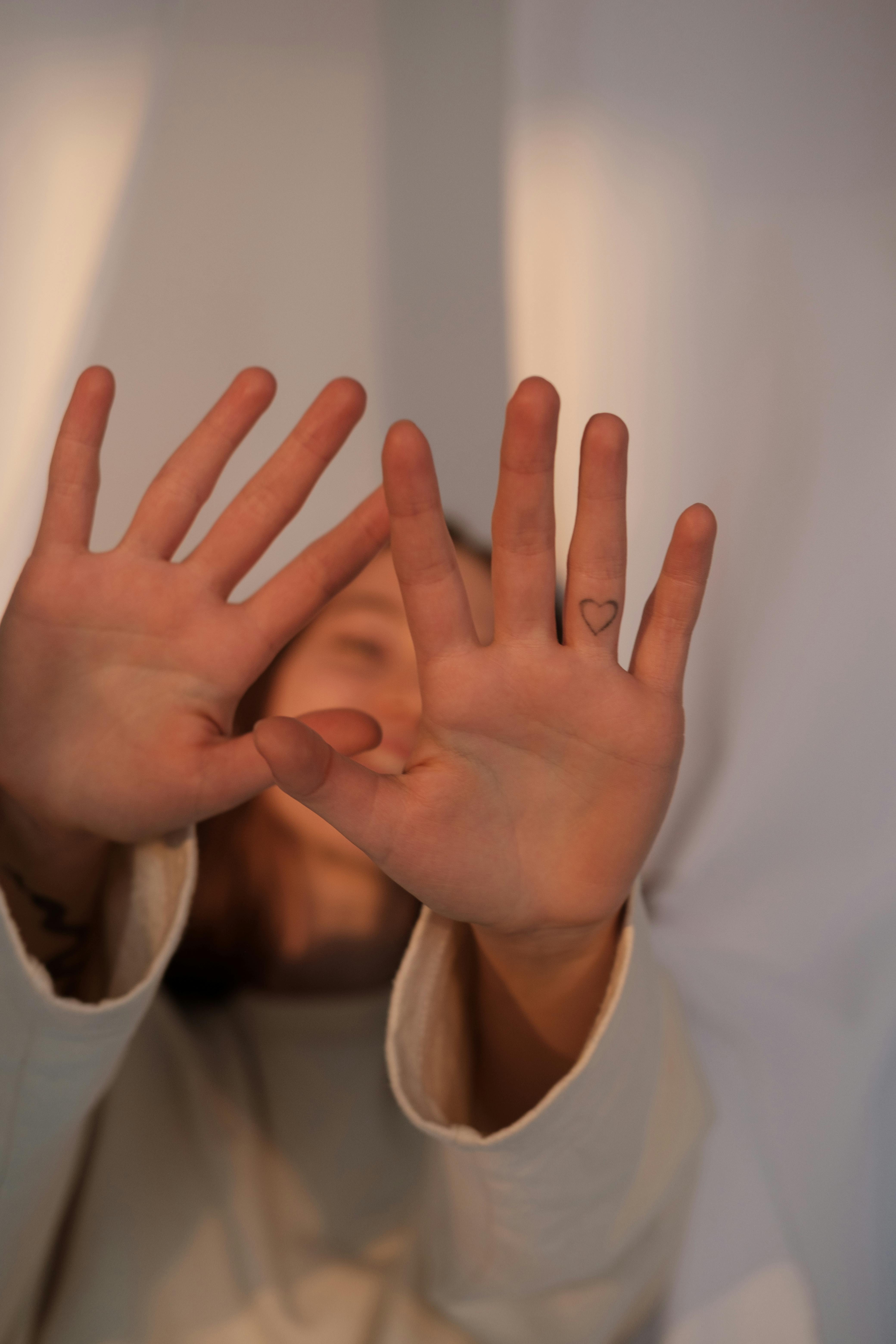 Eine Frau, die ihre Hände aus Protest über ihr Gesicht hält | Quelle: Pexels