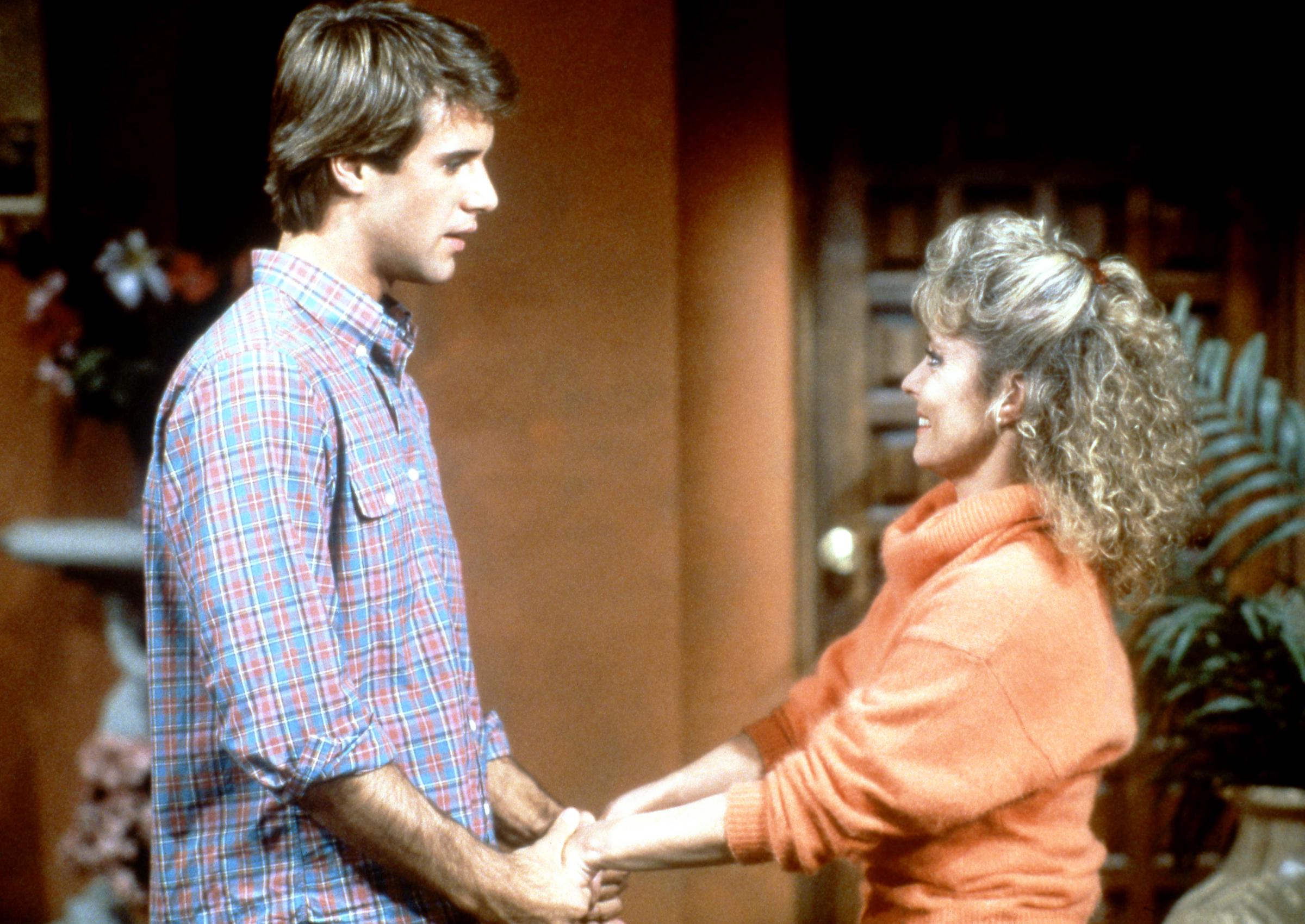 Todd McKee und Judith McConnell am Set der amerikanischen Fernsehseifenoper "Santa Barbara" in Los Angeles, Kalifornien, um 1986. | Quelle: Getty Images