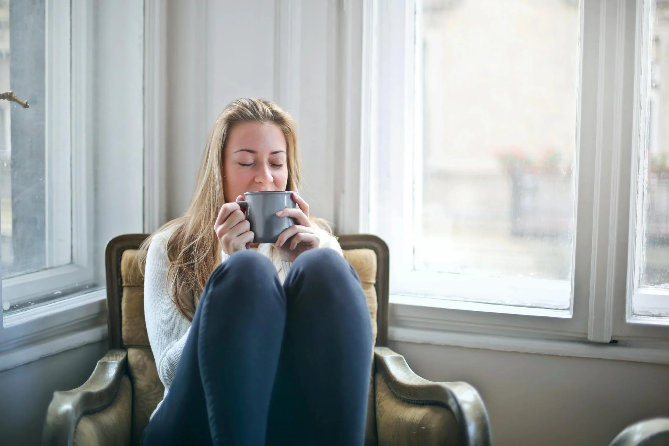 Eine ruhige Frau beim Kaffeetrinken | Quelle: Pexels
