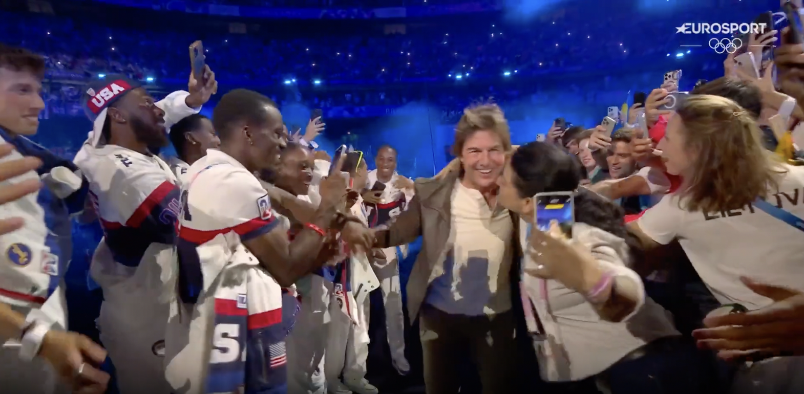 Tom Cruise im Gespräch mit Fans während der Abschlussfeier der Olympischen Spiele in Paris, aufgenommen am 12. August 2024 | Quelle: YouTube/Eurosport