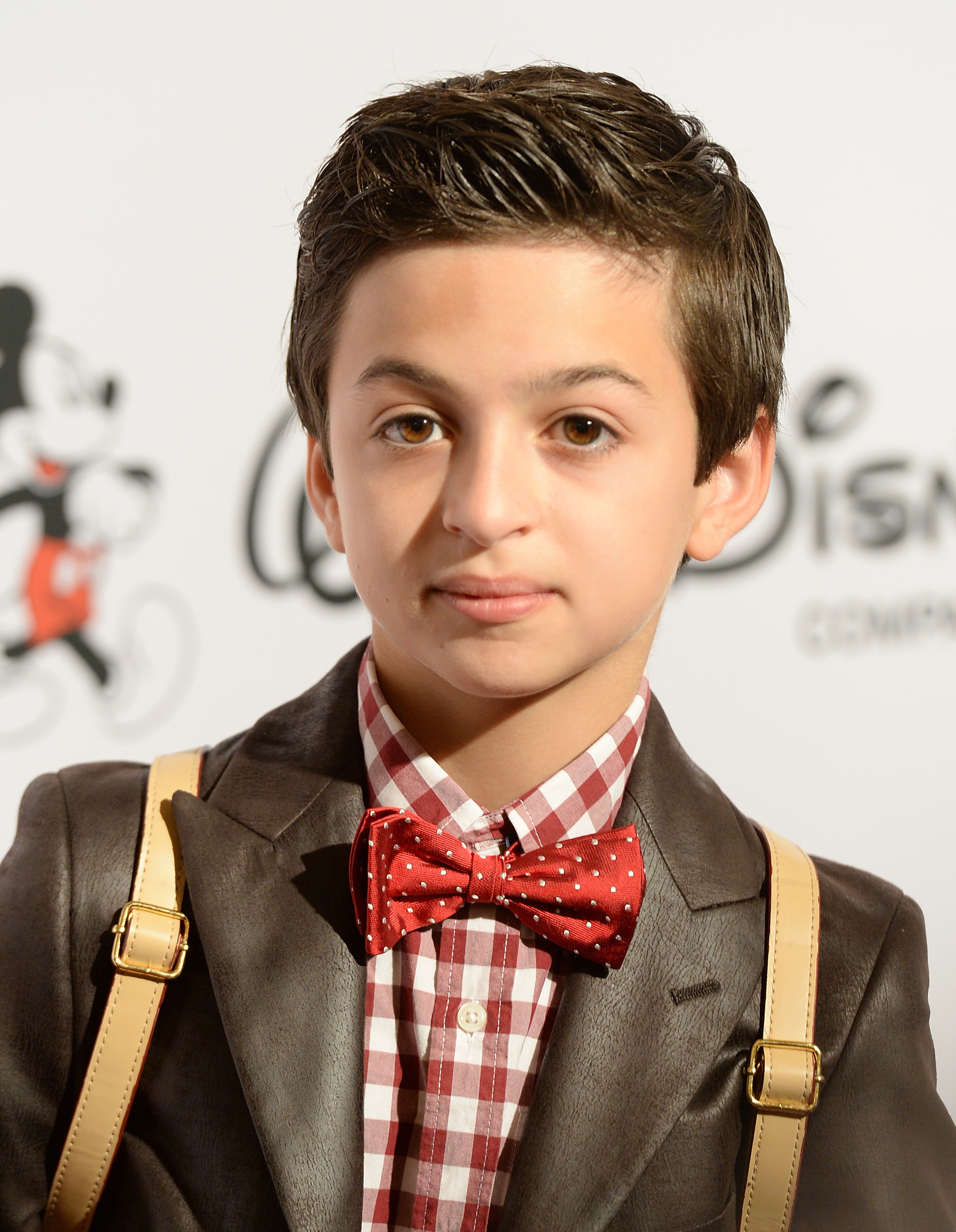 Sie kommt zur 9. jährlichen Verleihung der GLSEN Respect Awards im Beverly Hills Hotel in Beverly Hills, Kalifornien, und trägt einen dunkelbraunen Blazer, ein rot-weiß kariertes Hemd, eine dazu passende rote Fliege und hellbraune Hosenträger. | Quelle: Getty Images