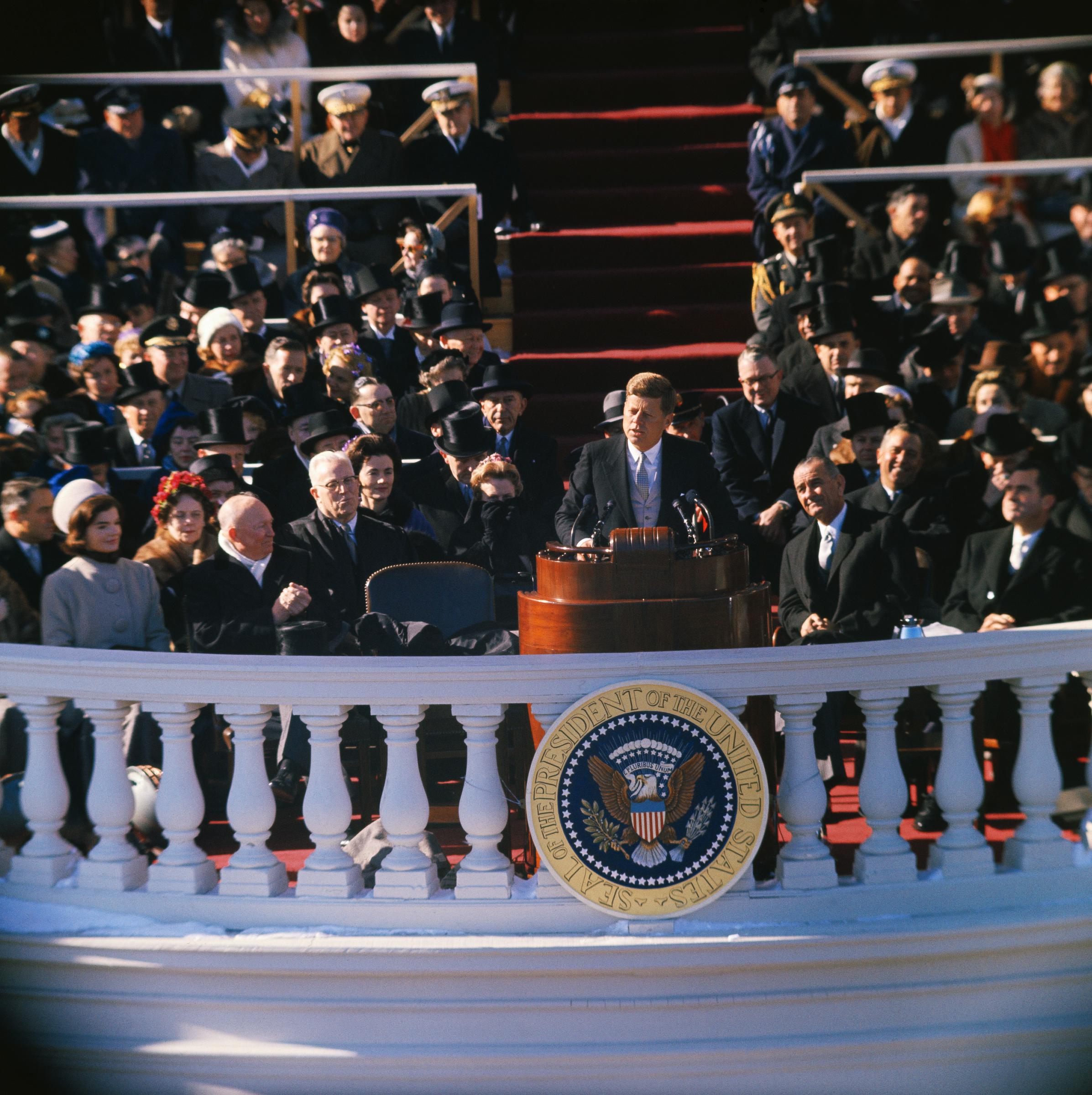 Präsident John F. Kennedy bei seiner Antrittsrede vom East Portico des US-Kapitols in Washington, D.C., am 20. Januar 1961. | Quelle: Getty Images