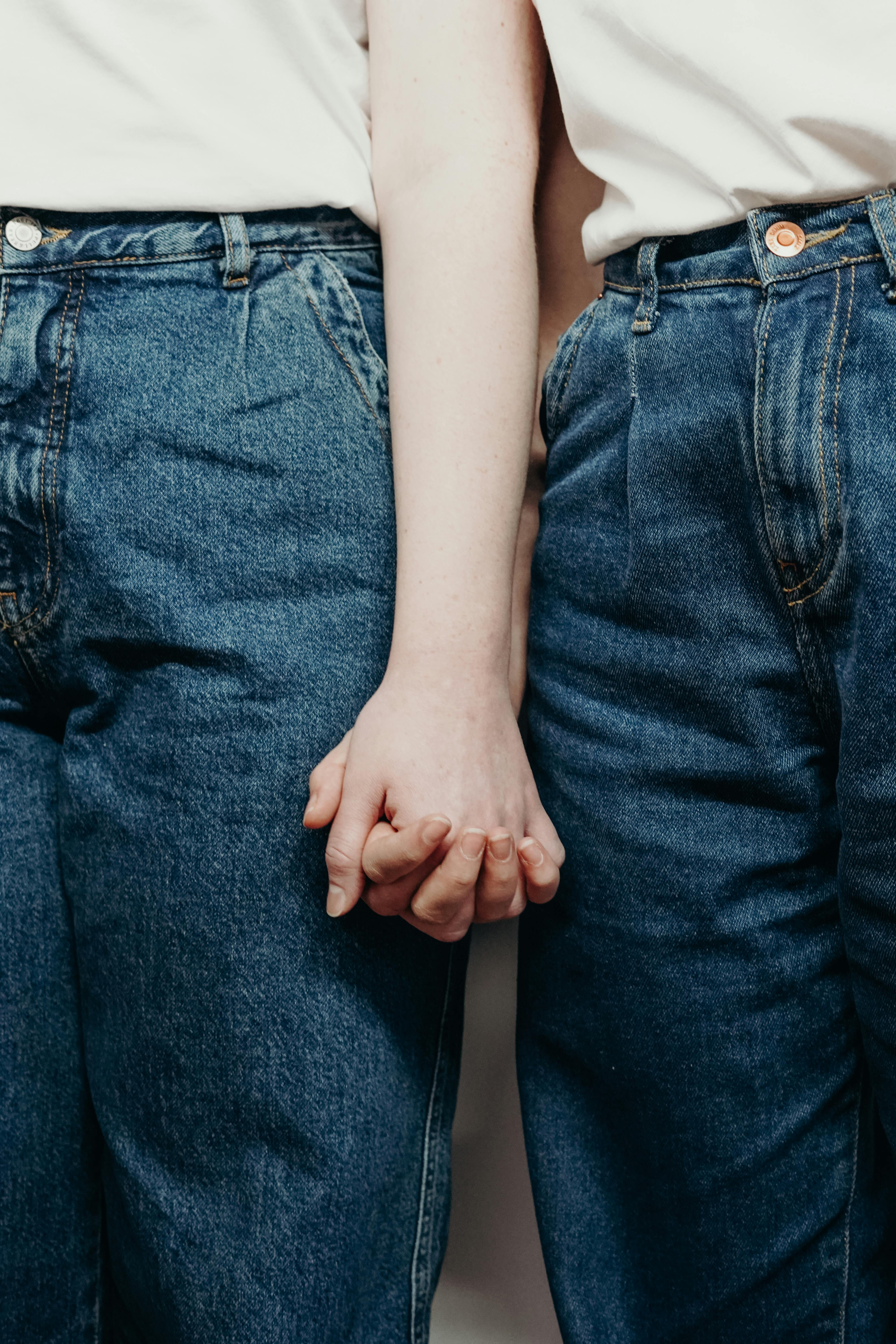 Zwei junge Frauen halten sich an den Händen | Quelle: cottonbro studio auf Pexels