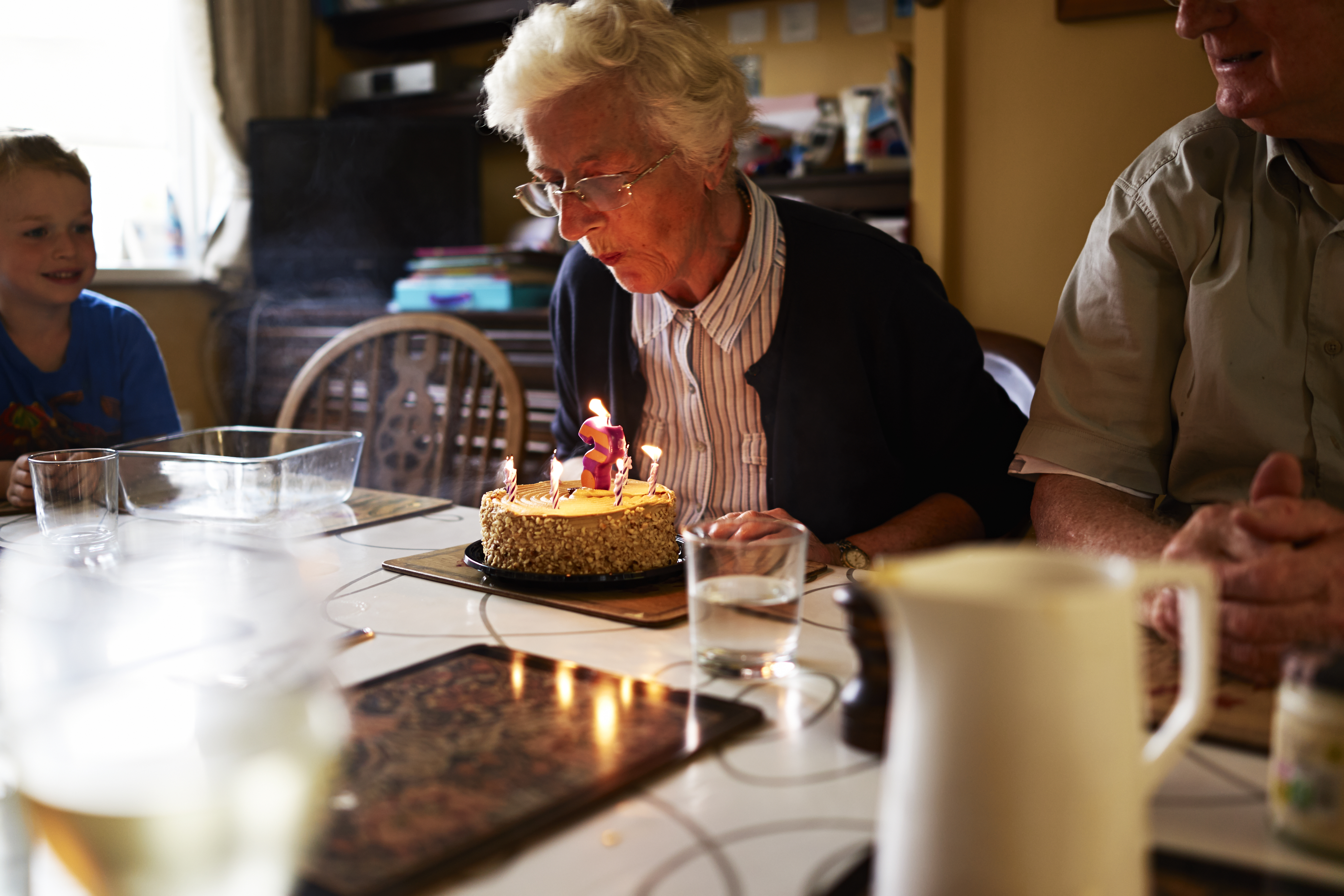 Ältere Frau, die ihren Geburtstag feiert | Quelle: Getty Images