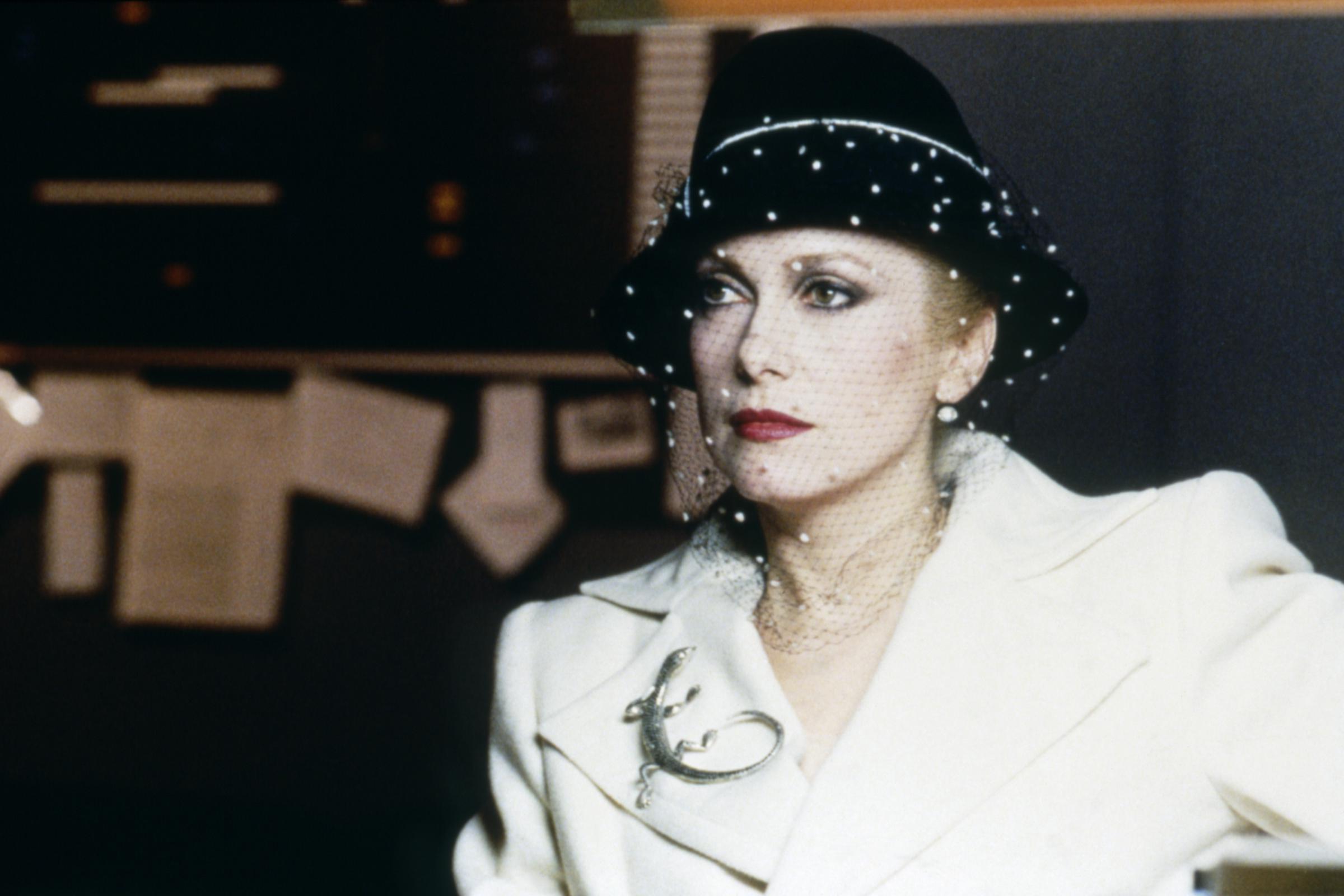 Catherine Deneuve am Set von "Der Hunger" im Jahr 1983. | Quelle: Getty Images