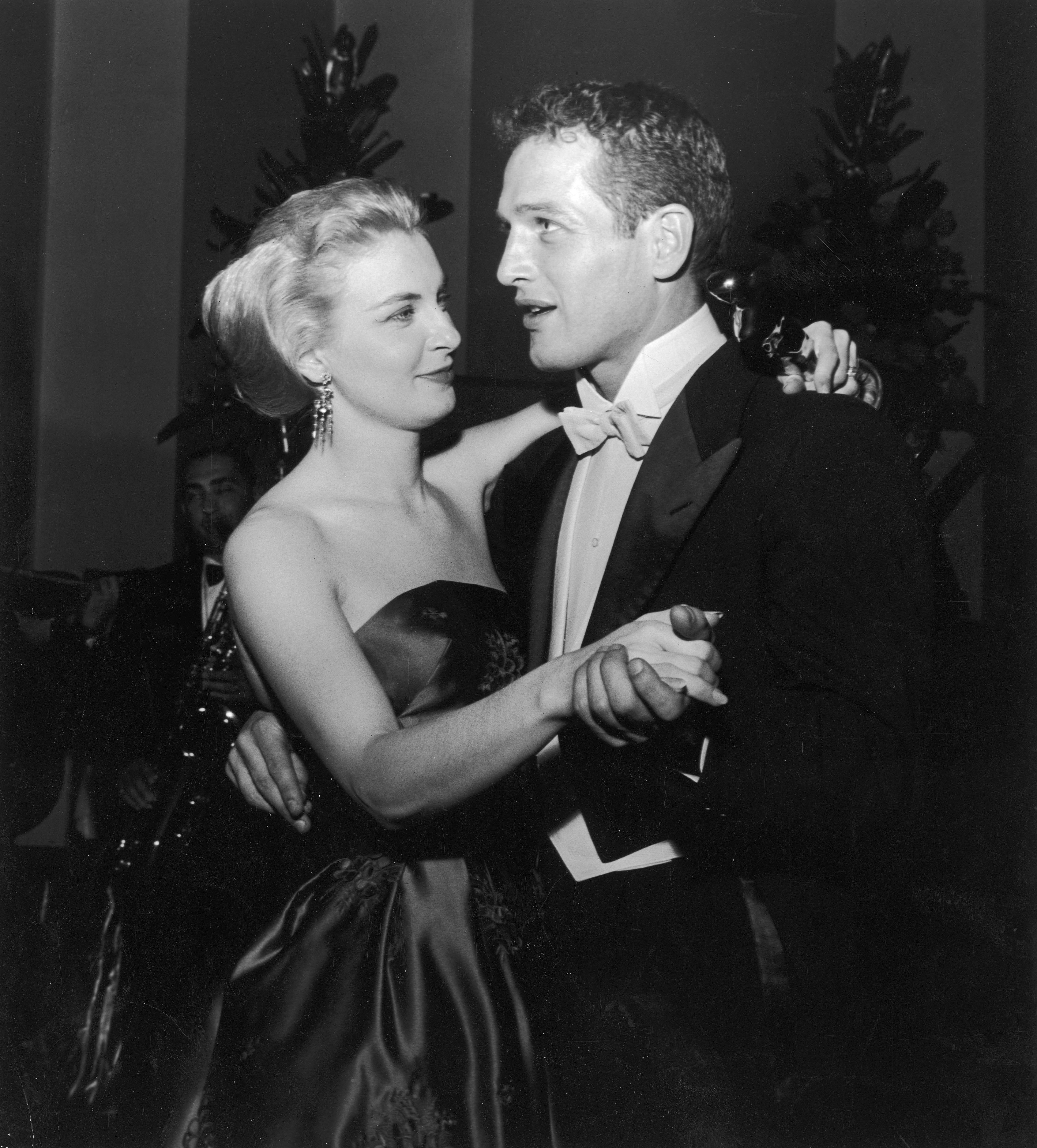 Paul Newman und Joanne Woodward auf der Academy Awards Party im Beverly Hilton, Beverly Hills, Kalifornien, 26. März 1958. | Quelle: Getty Images