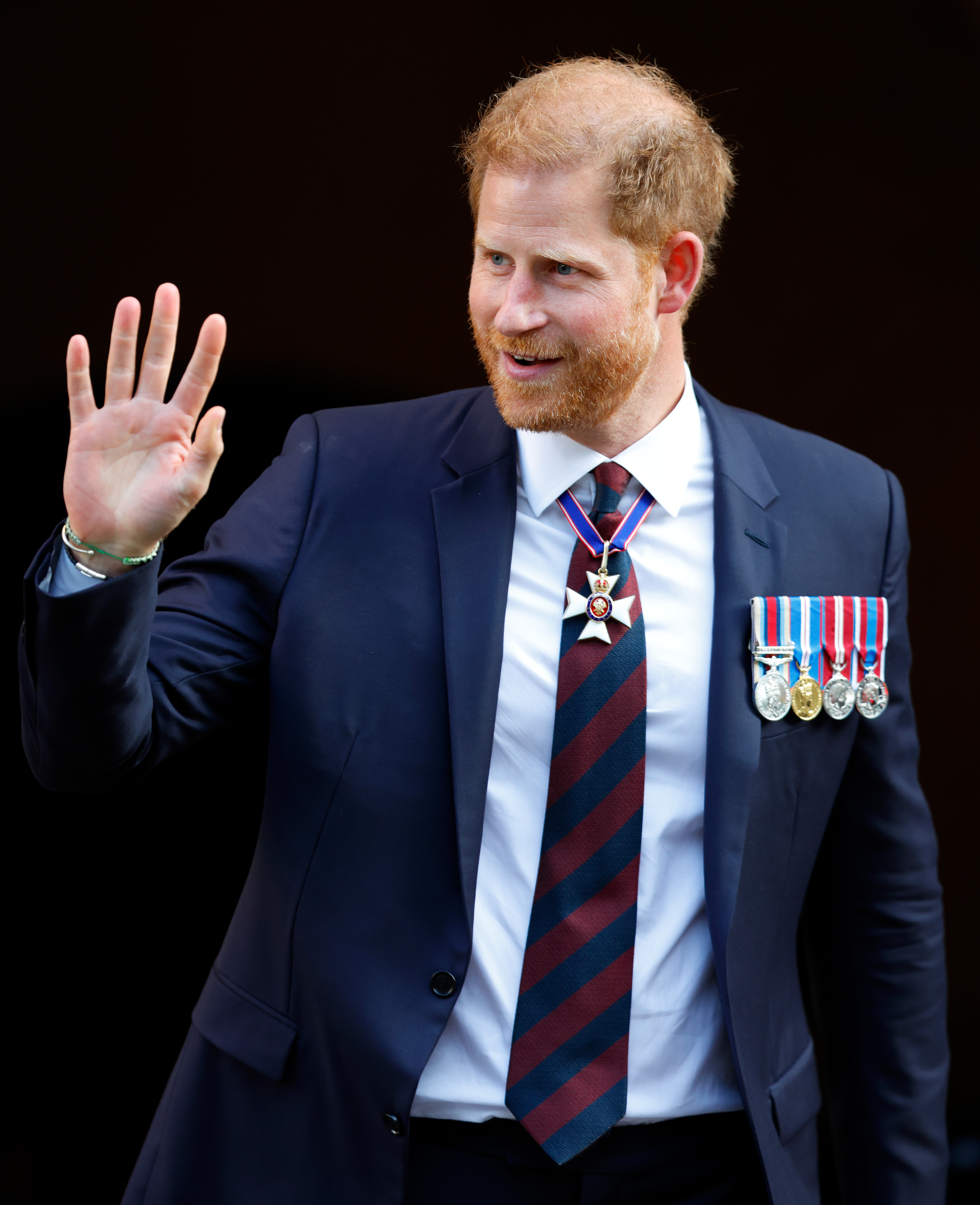 Prinz Harry trug seinen KCVO-Halsorden mit Stern beim Gottesdienst zum 10-jährigen Jubiläum der Invictus Games Foundation in der St. Paul's Cathedral in London, England am 8. Mai 2024 | Quelle: Getty Images