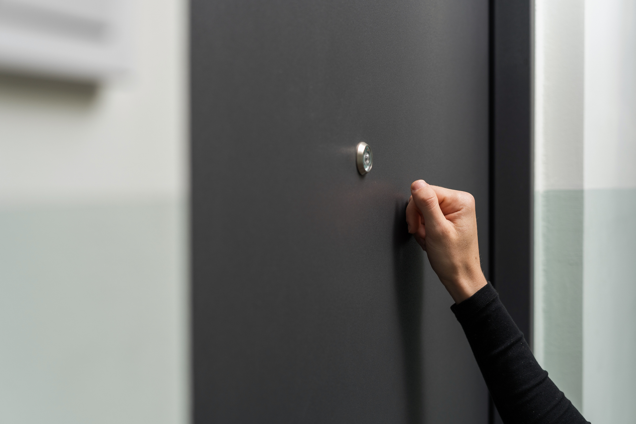 Eine Person klopft an die Tür | Quelle: Getty Images