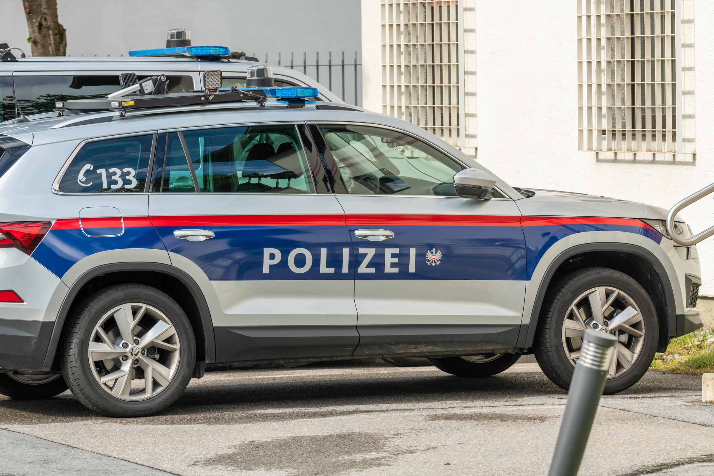 Polizeiauto, das an einem weißen Gebäude geparkt ist. | Quelle: Getty Images