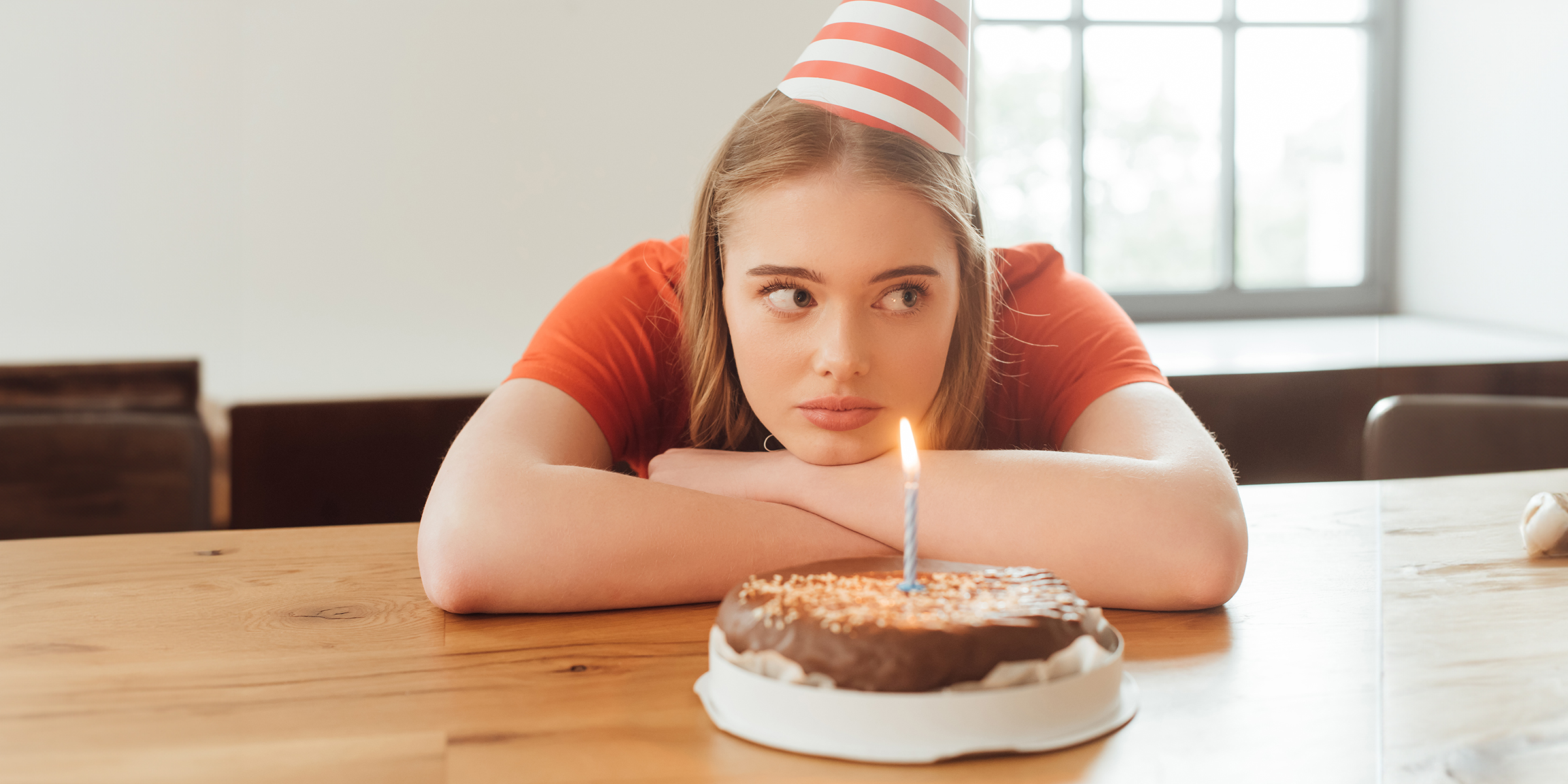 Ein gelangweiltes Mädchen mit einer Torte | Quelle: Shutterstock