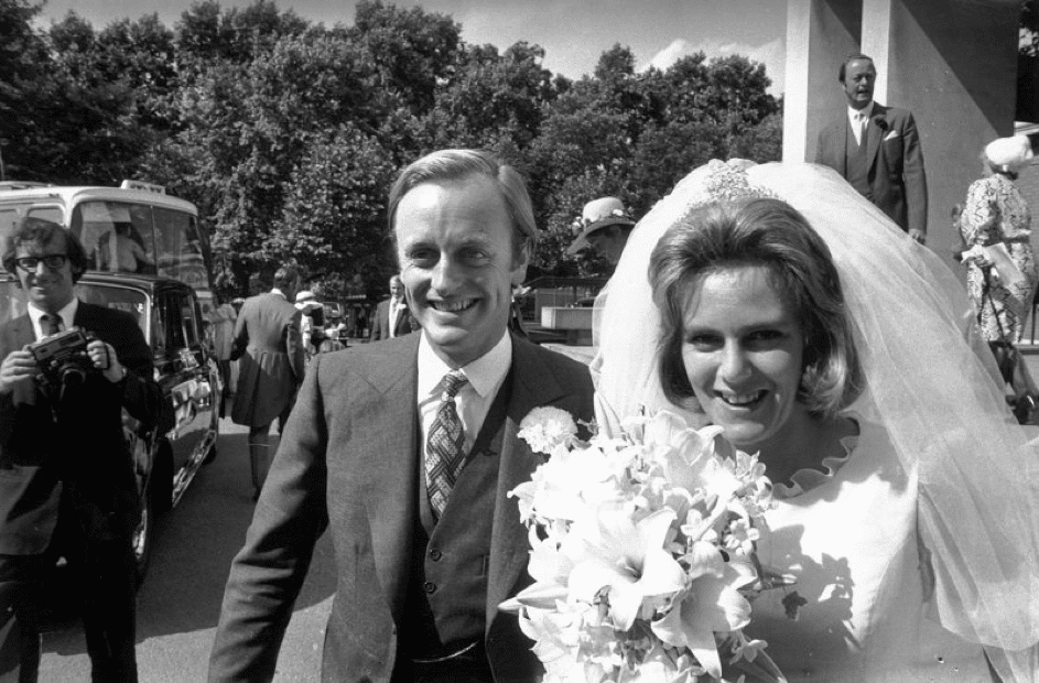 Camilla und Andrew Parker Bowles an ihrem Hochzeitstag am 4. Juli 1973. | Quelle: Getty Images