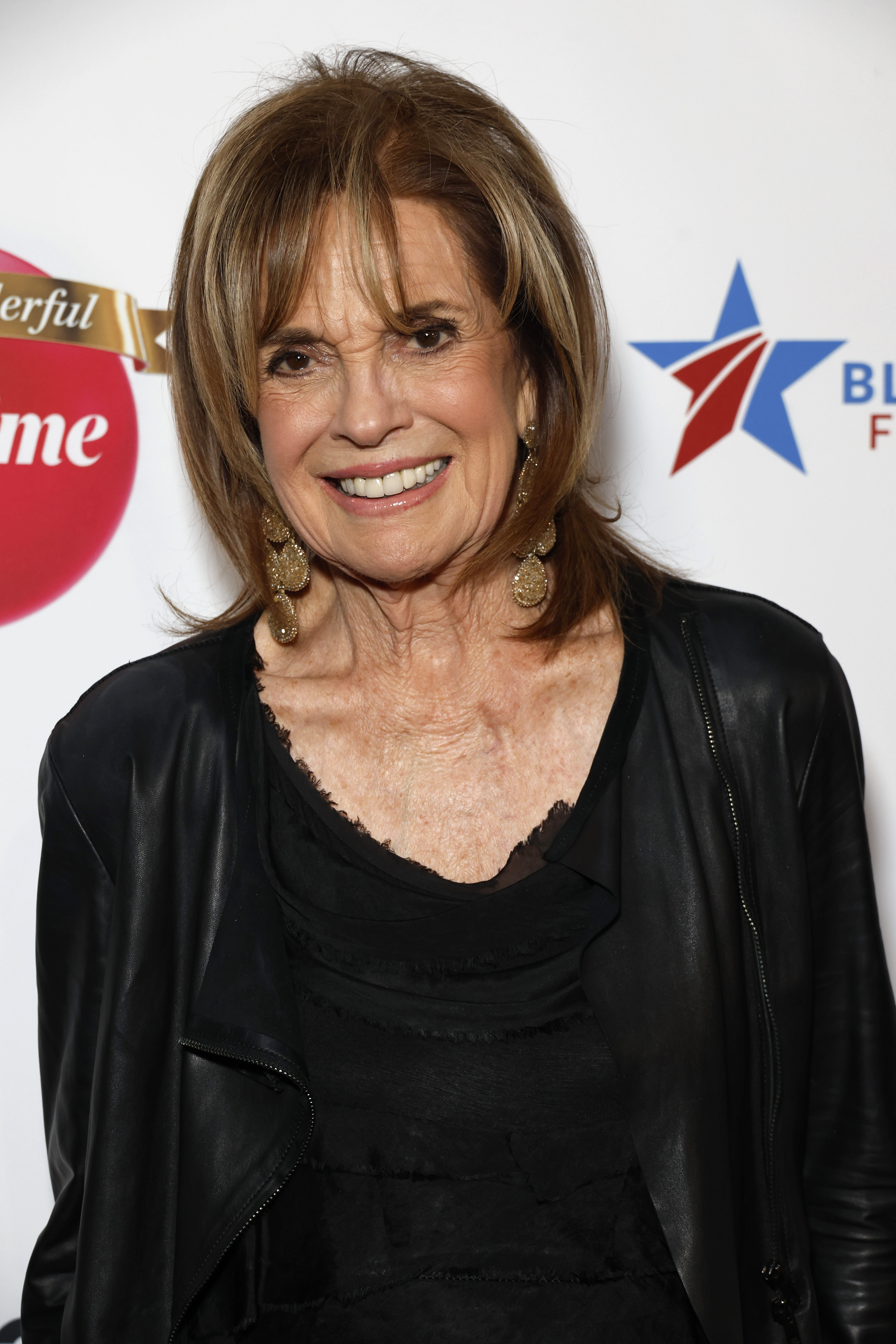 Linda Gray besucht die Stars von "It's A Wonderful Lifetime" zu Ehren von Blue Star Families Military Spouses, die am 28. November 2023 in Beverly Hills, Kalifornien, das Geschenk ihres Lebens erhalten werden. | Quelle: Getty Images