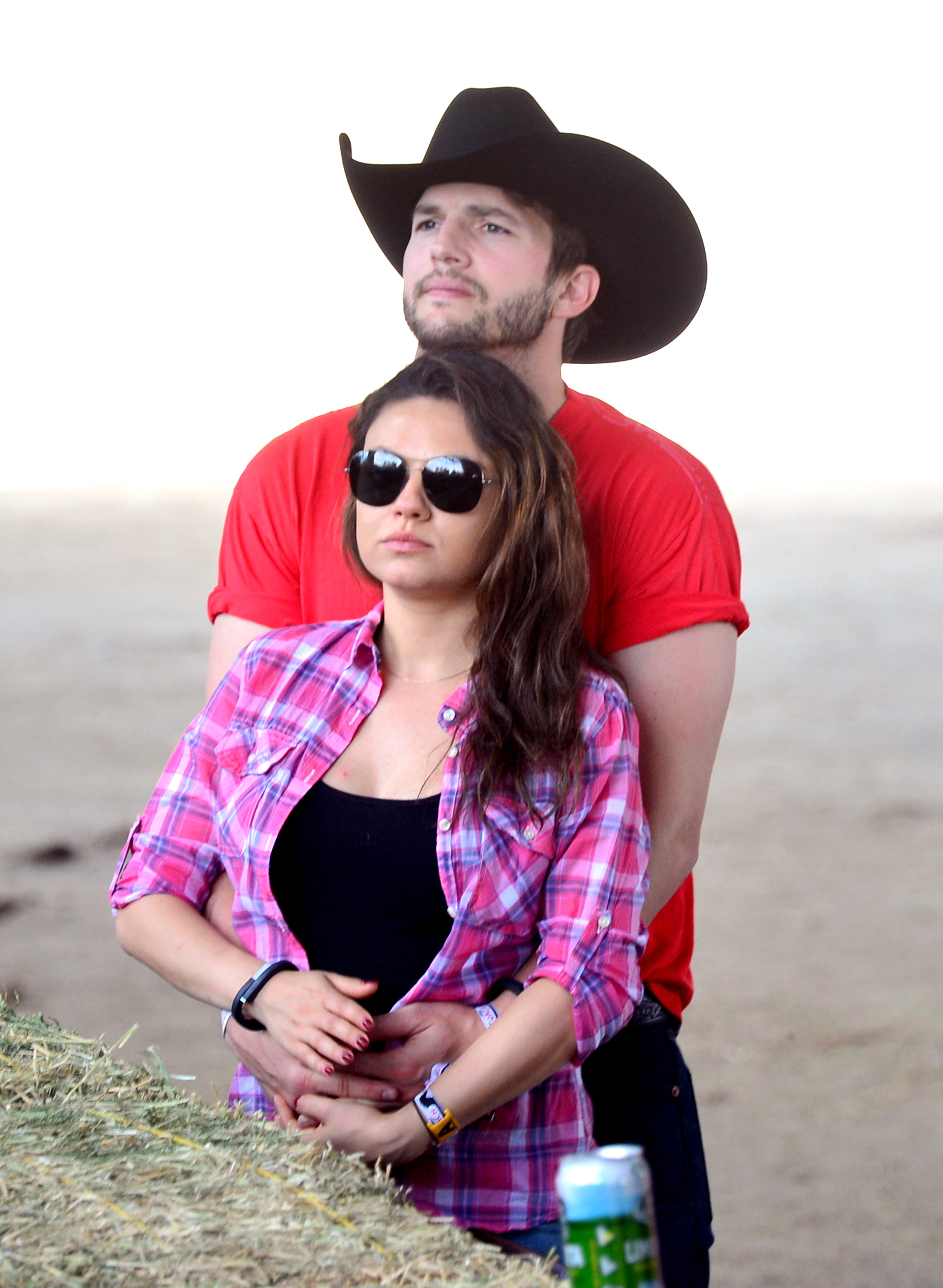 Ashton Kutcher und Mila Kunis besuchen Tag 1 des Stagecoach 2014: California's Country Music Festival am 25. April 2014 | Quelle: Getty Images